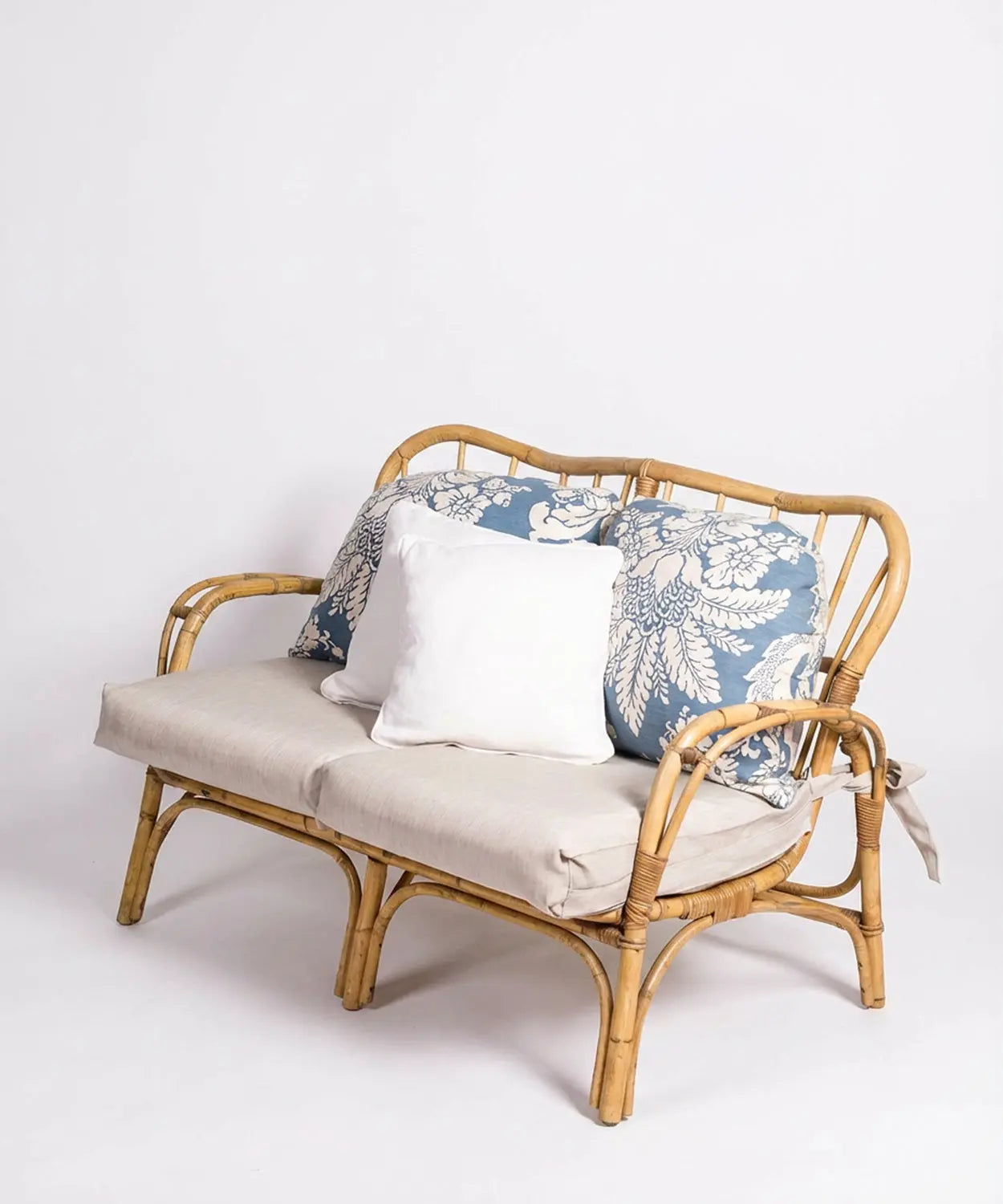 Sofá de caña natural con cojines Antique arte y decoracion