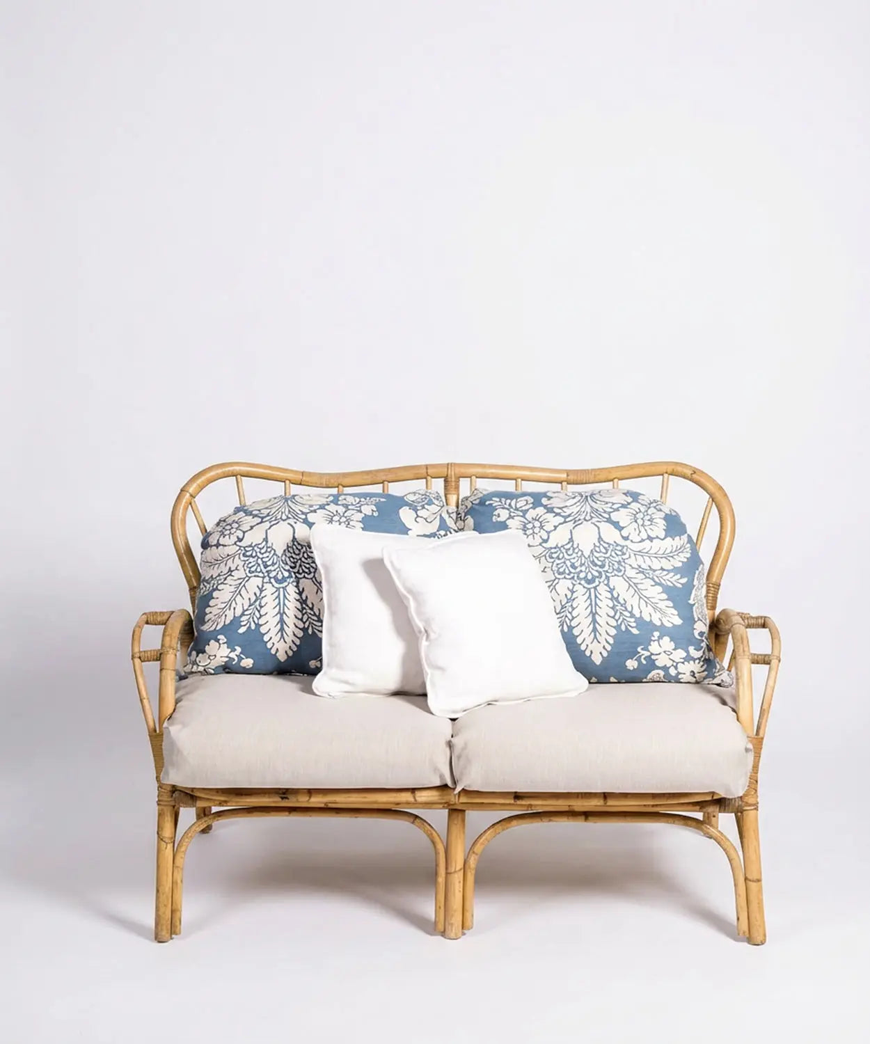 Sofá de caña natural con cojines Antique arte y decoracion