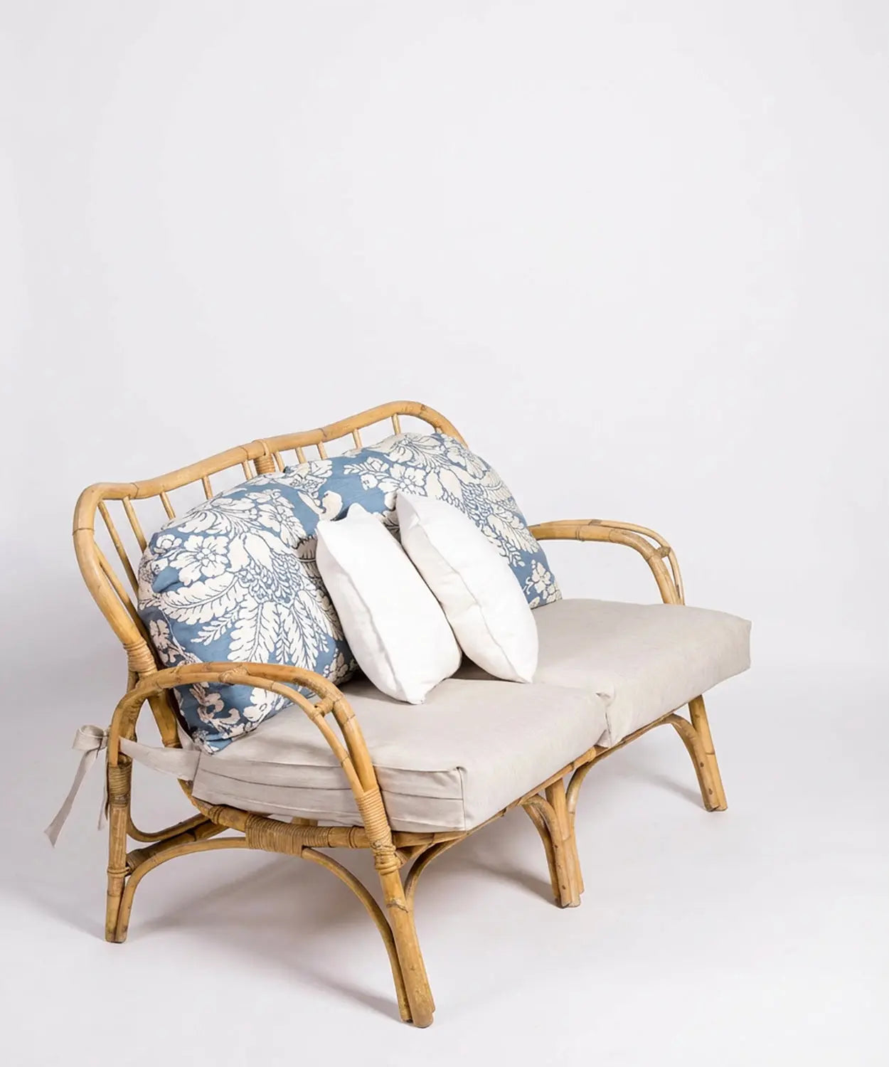 Sofá de caña natural con cojines Antique arte y decoracion