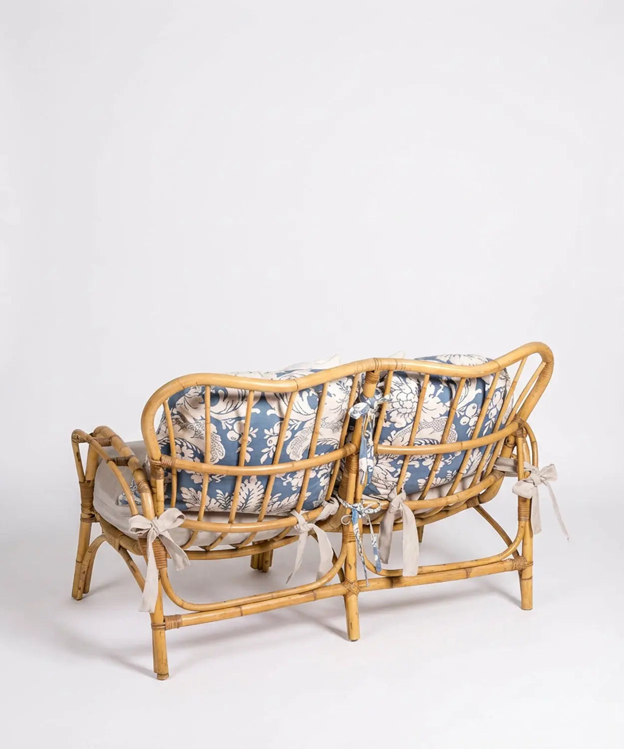 Sofá de caña natural con cojines Antique arte y decoracion