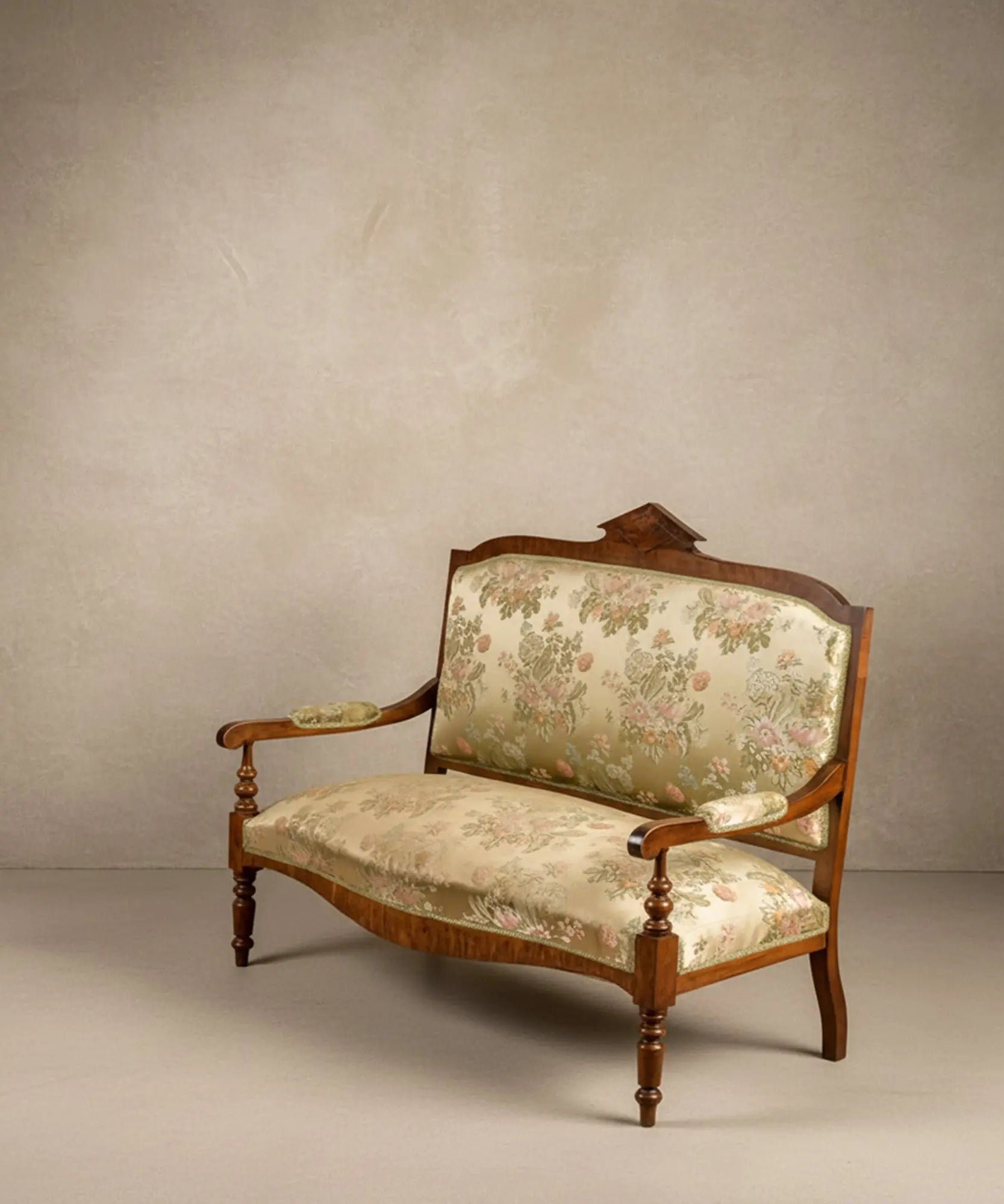 Sofá Canapé Isabelino en Nogal y Damasco Verde