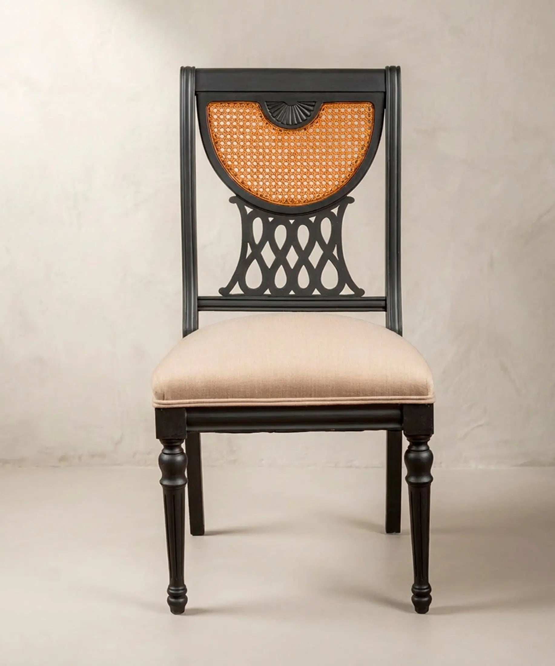 Silla de comedor Regencia inglesa lacada en negro vista frontal con asiento de lino — Antique Arte y Decoración