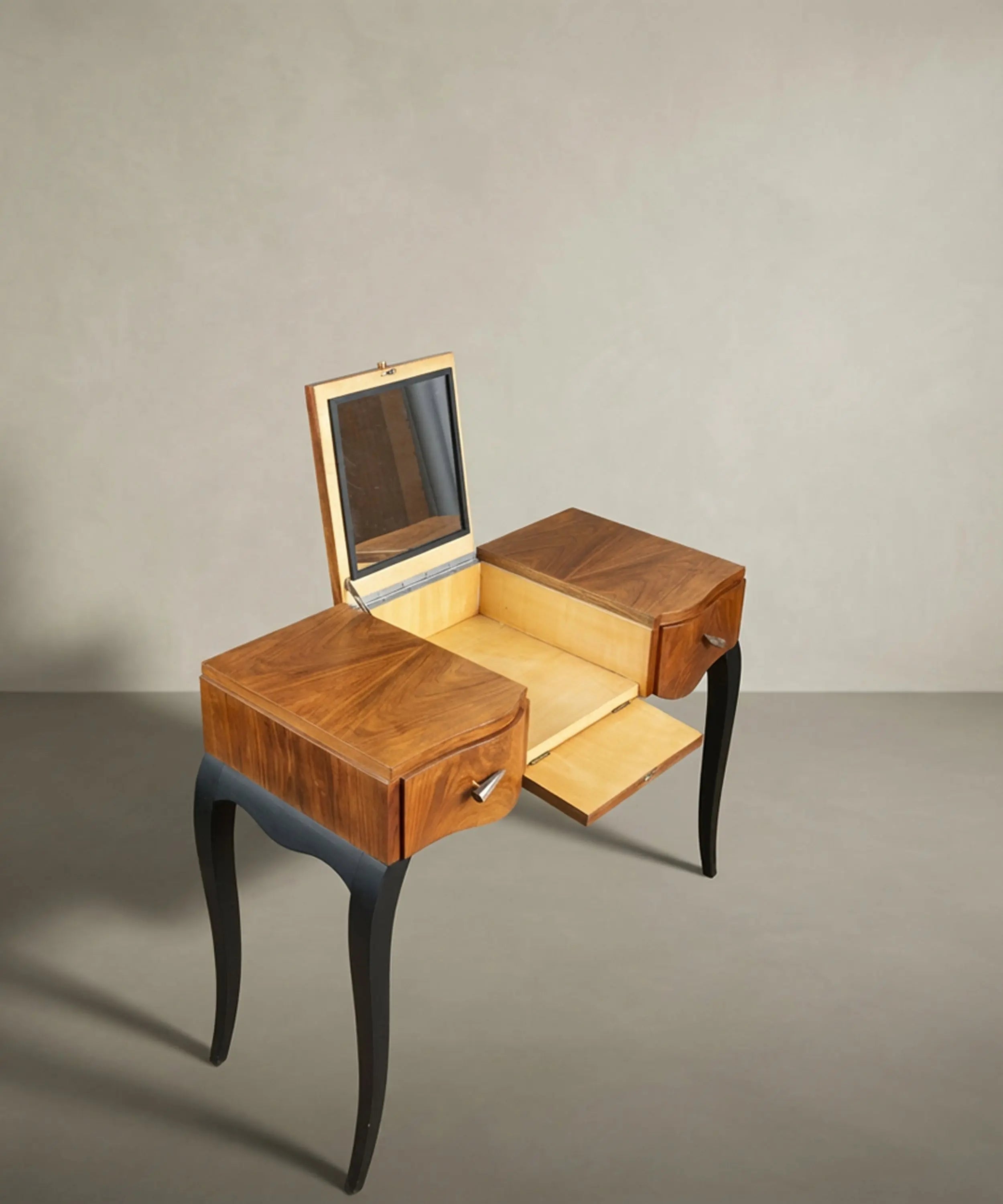 Vista superior del tocador abierto mostrando el espejo interno y los compartimentos de almacenamiento en madera clara.