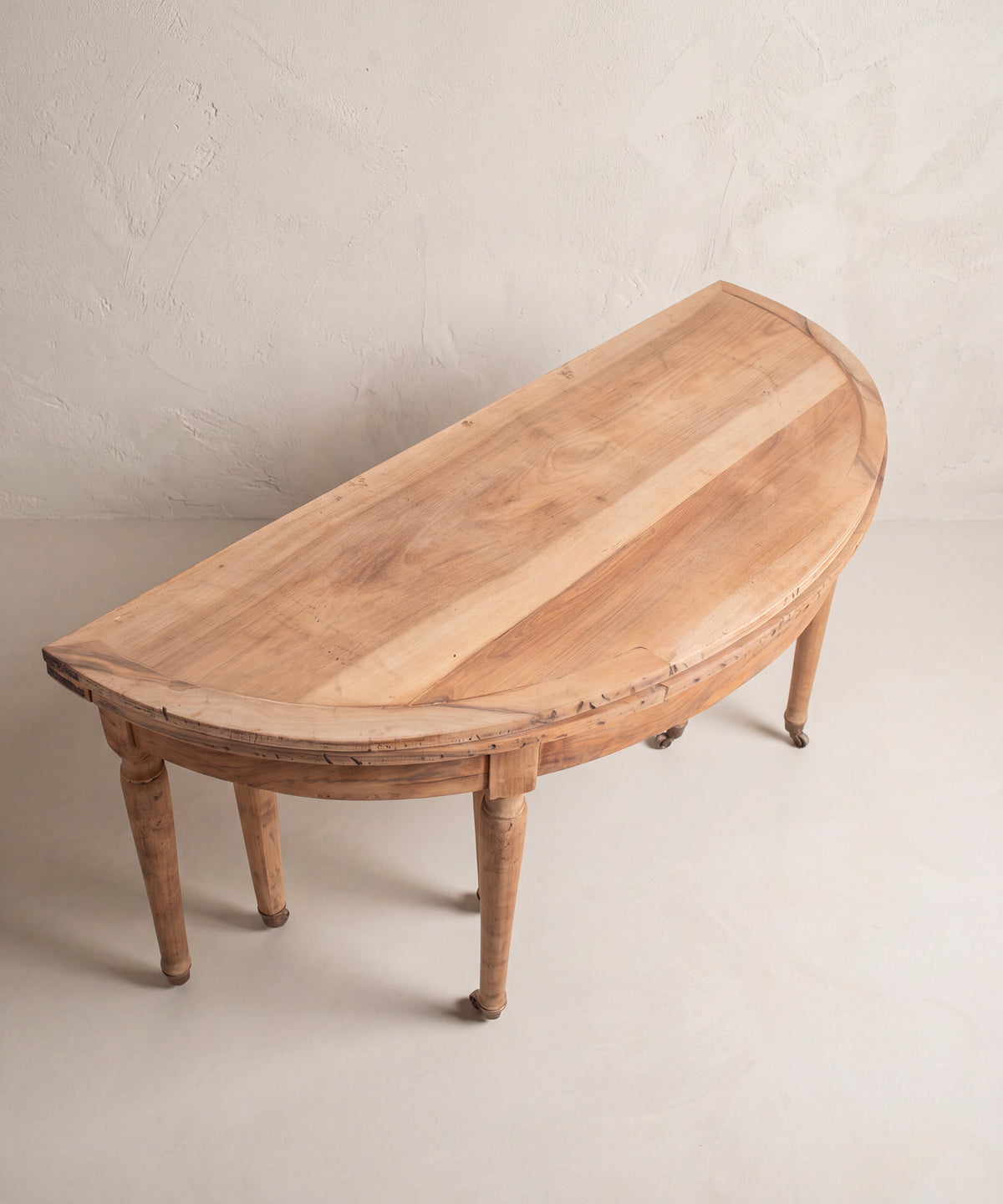 Vista superior consola demi-lune cerrada tapa de nogal lavado tablas encoladas — Antique Arte y Decoración