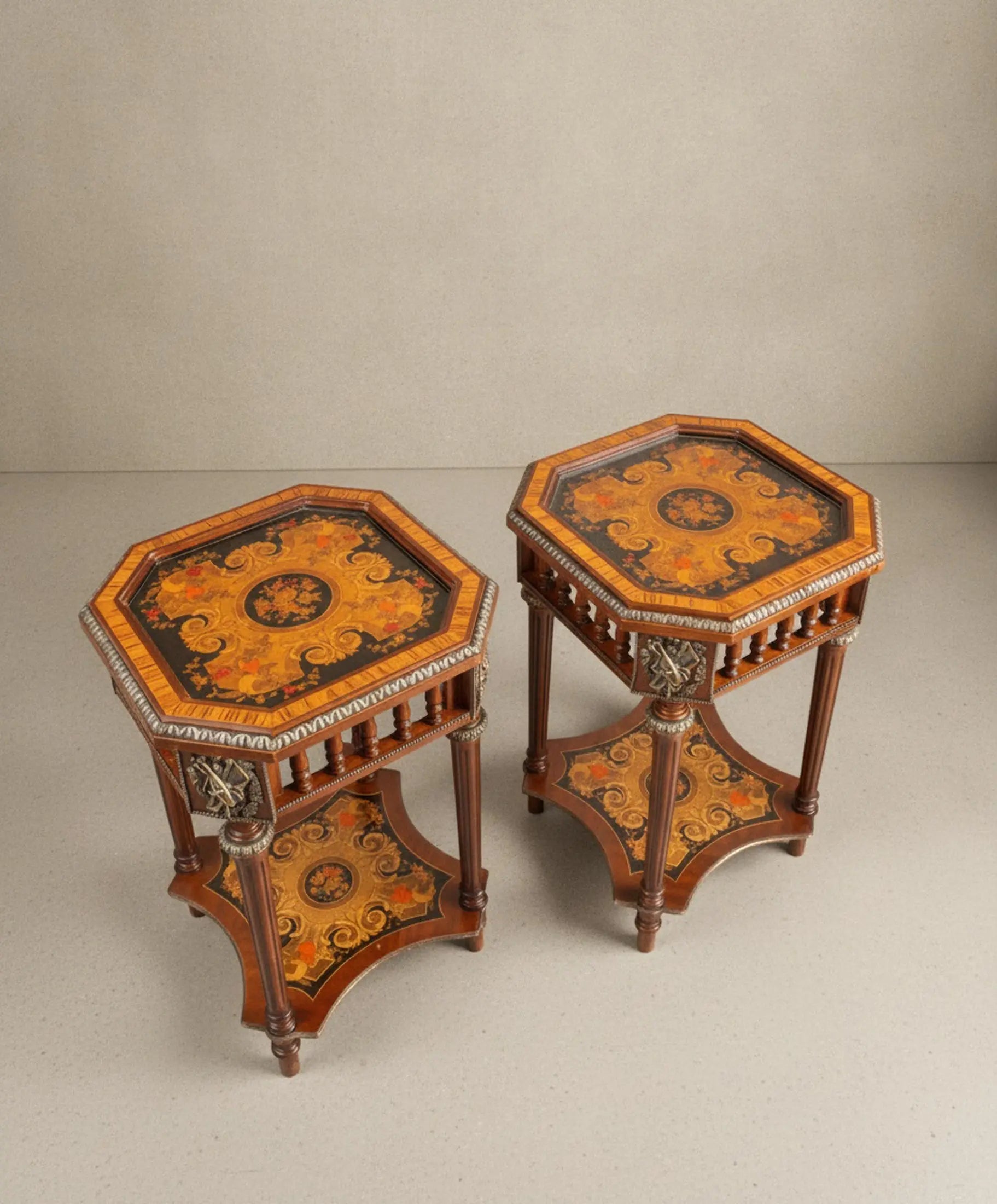 Vista superior pareja de mesas auxiliares con marquetería y balda inferior — Antique Arte y Decoración