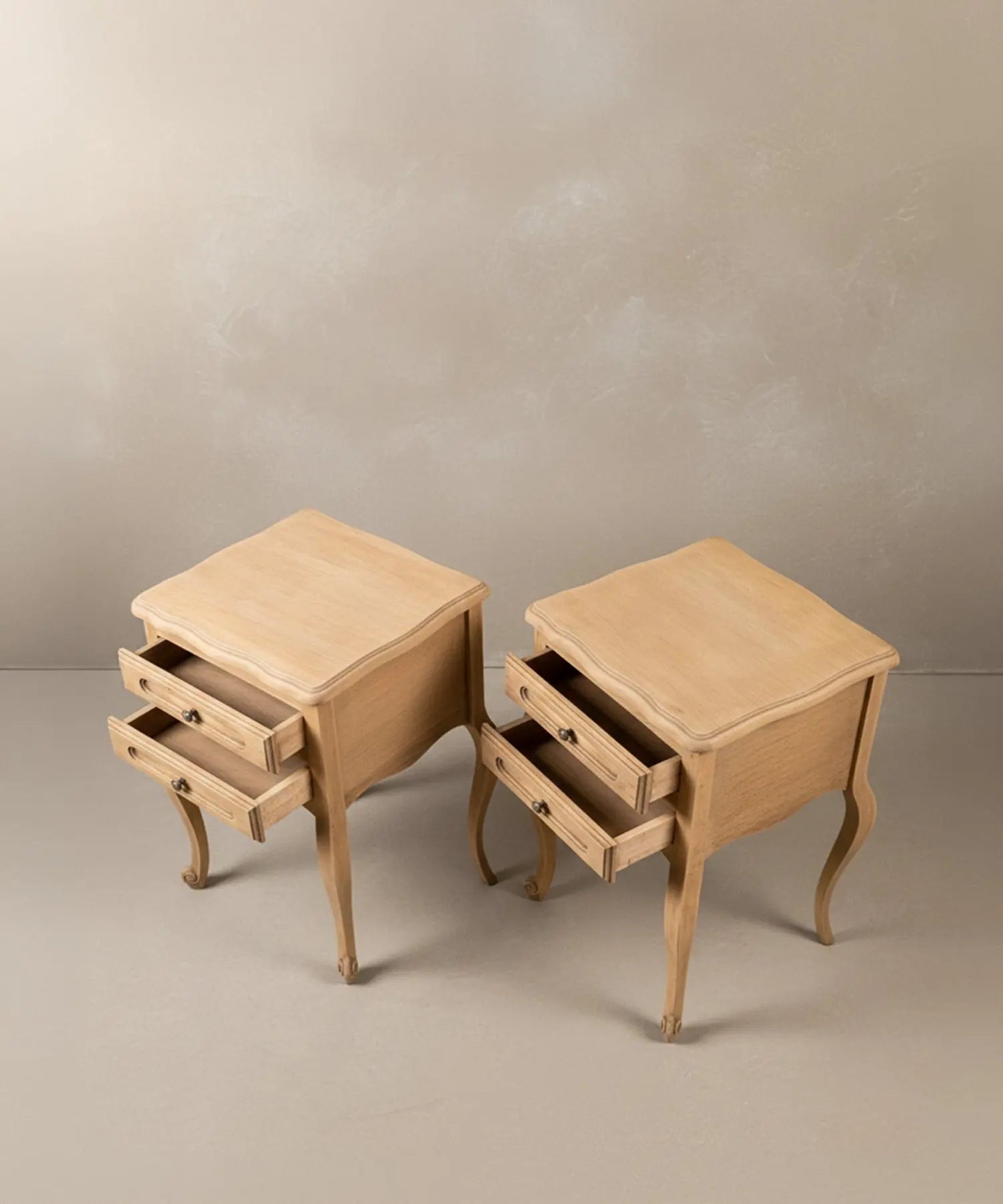 Pareja de Mesitas de Noche Estilo Luis XV en Madera de Roble Natural