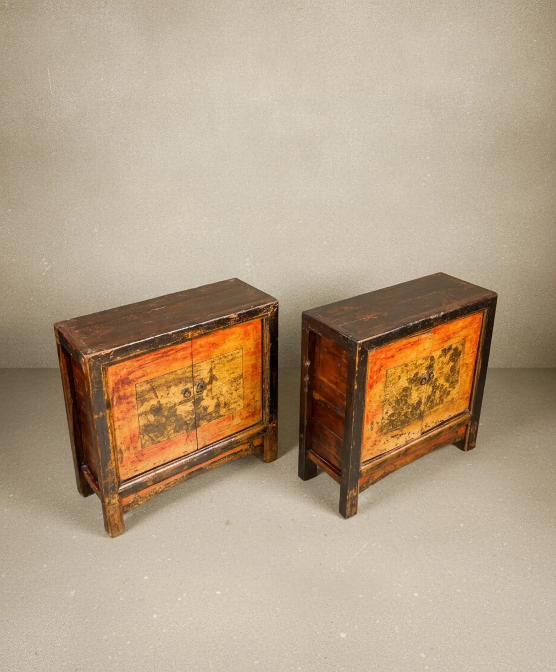 Pareja aparadores chinos vista superior lateral con faldón recortado — Antique Arte y Decoración