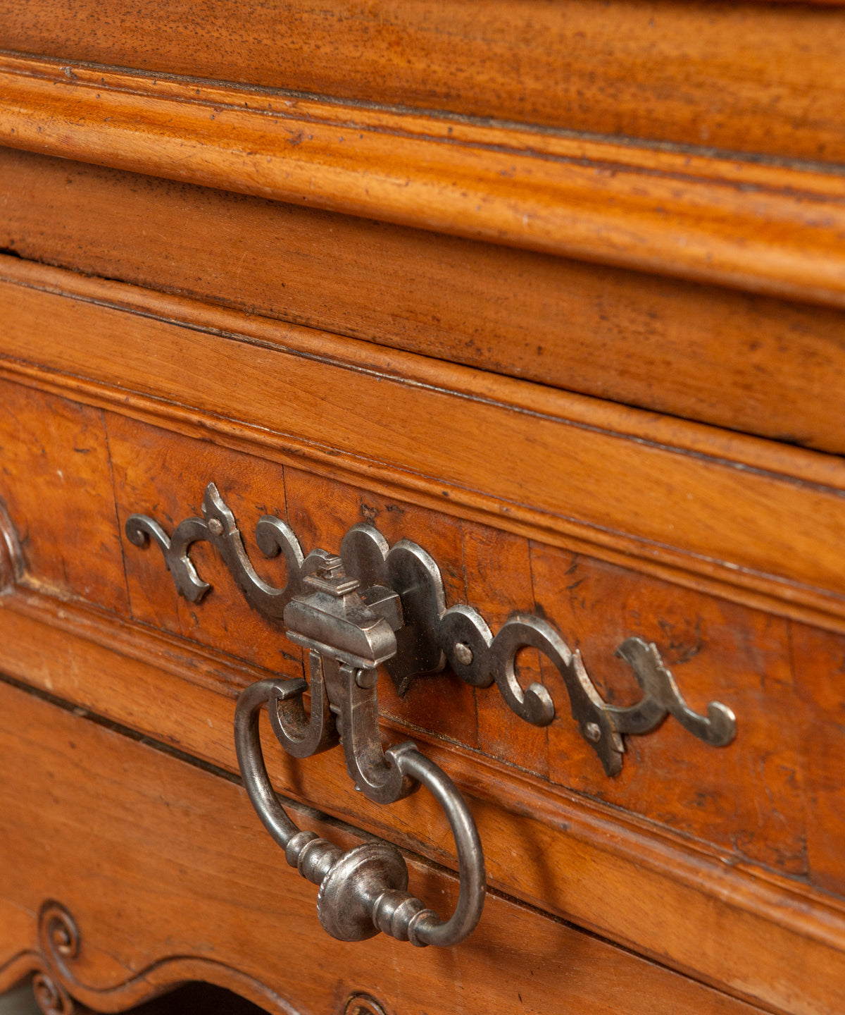 Detalle tirador de anilla de forja con placa de volutas en cajón de armario — Antique Arte y Decoración