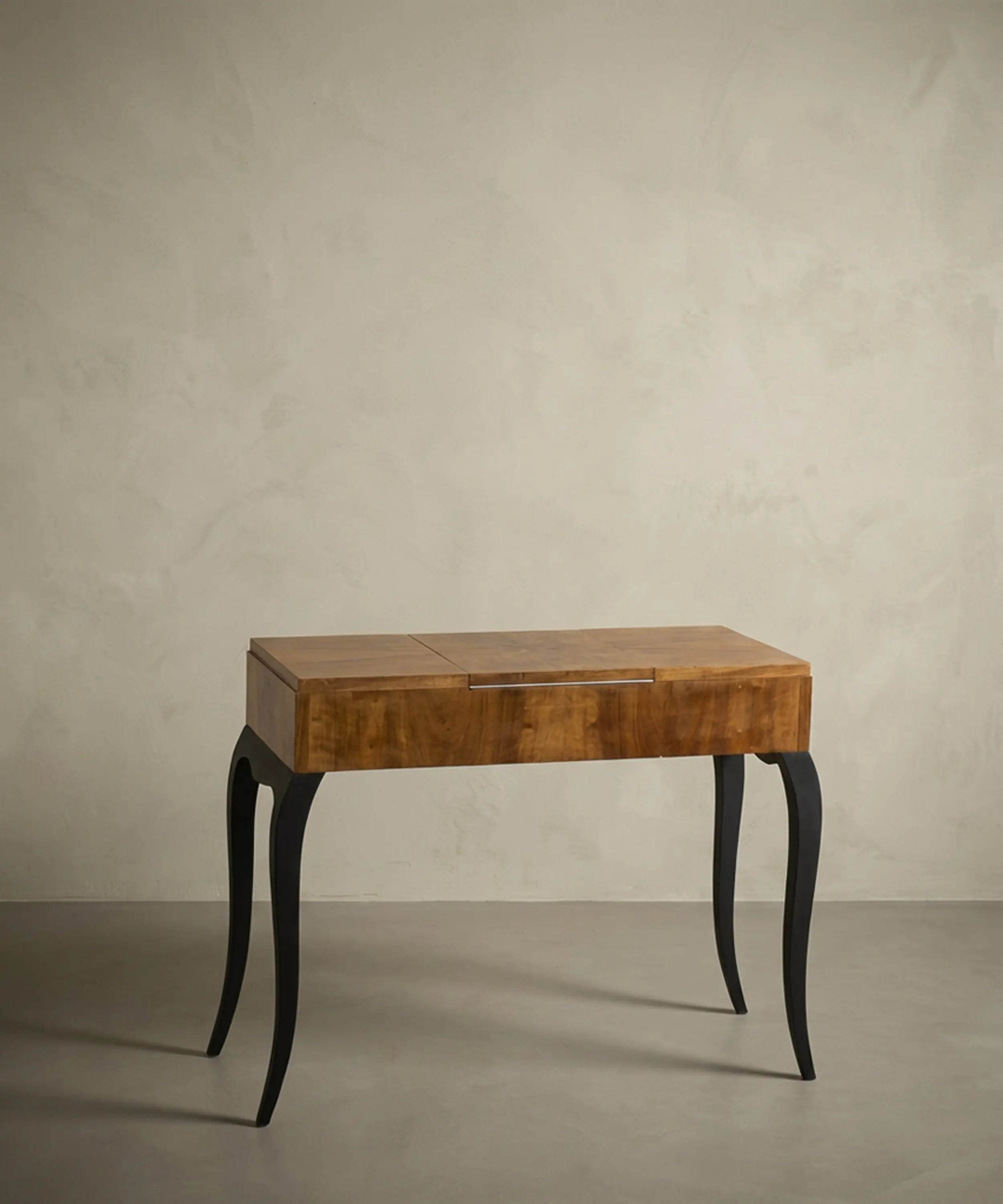 Tocador en nogal con espejo abatible y patas negras