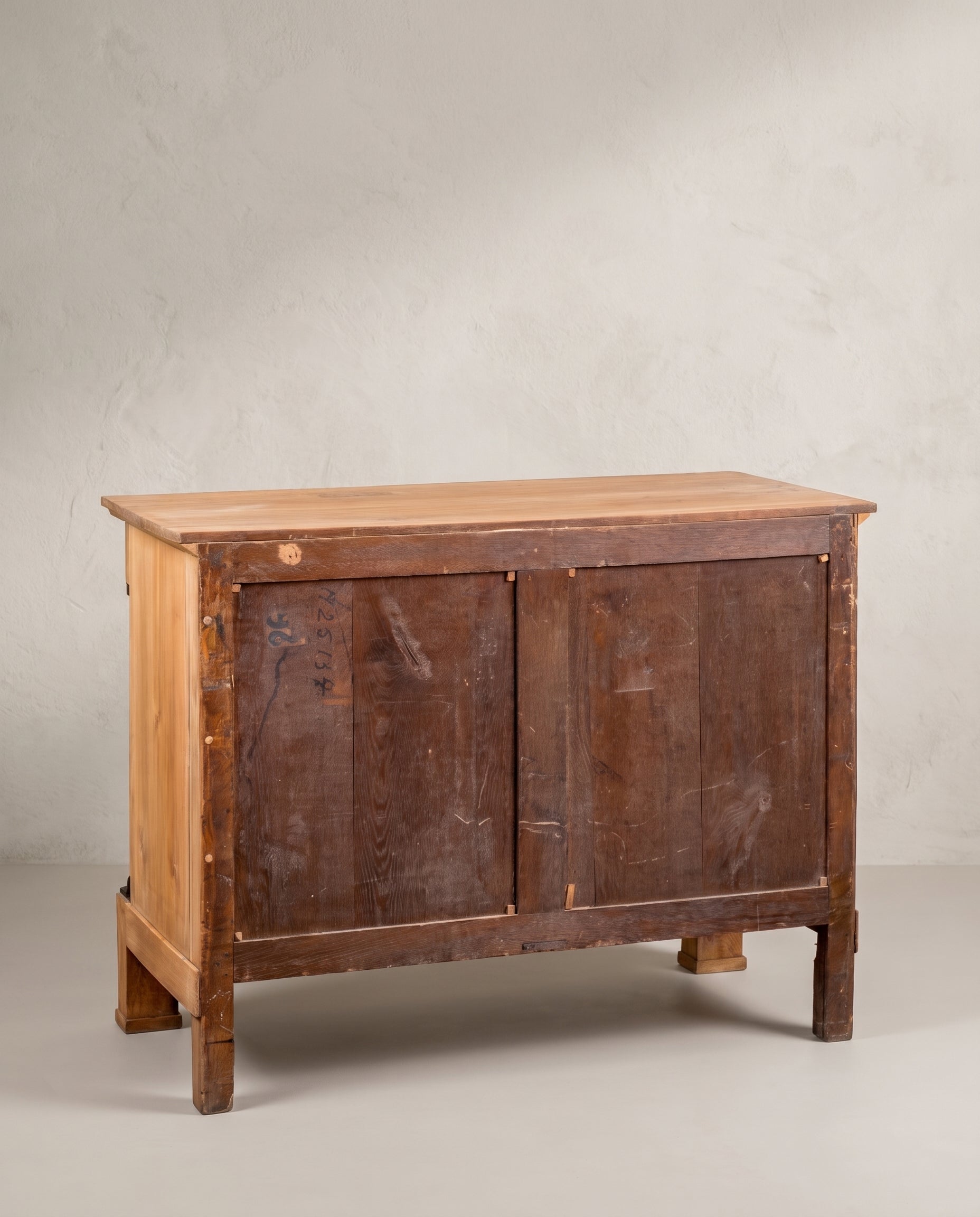 Cómoda antigua vista trasera con paneles de roble y número de inventario a lápiz — Antique Arte y Decoración