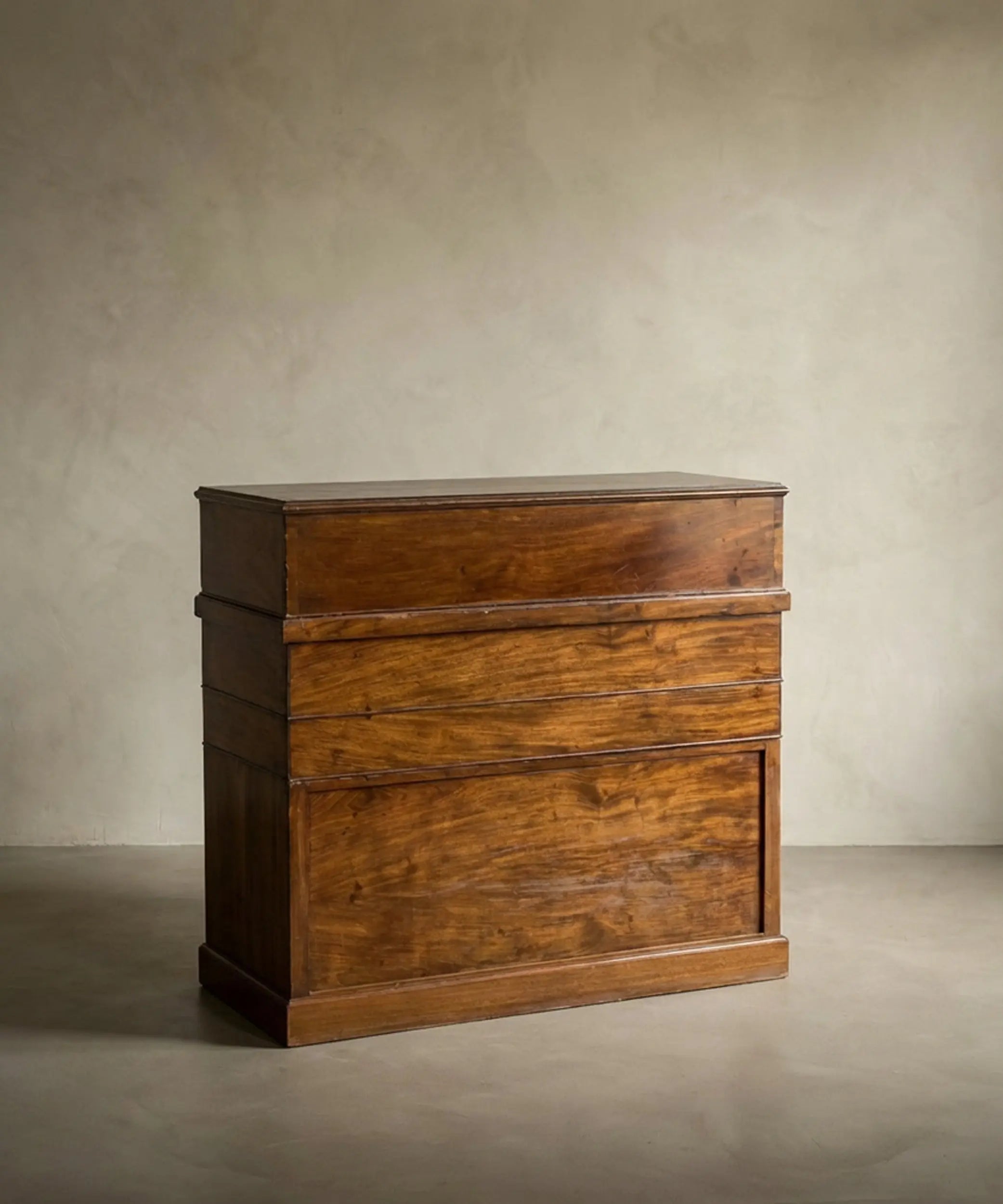 Gran escritorio antiguo de doble pedestal en nogal con gradilla y tapa extensible