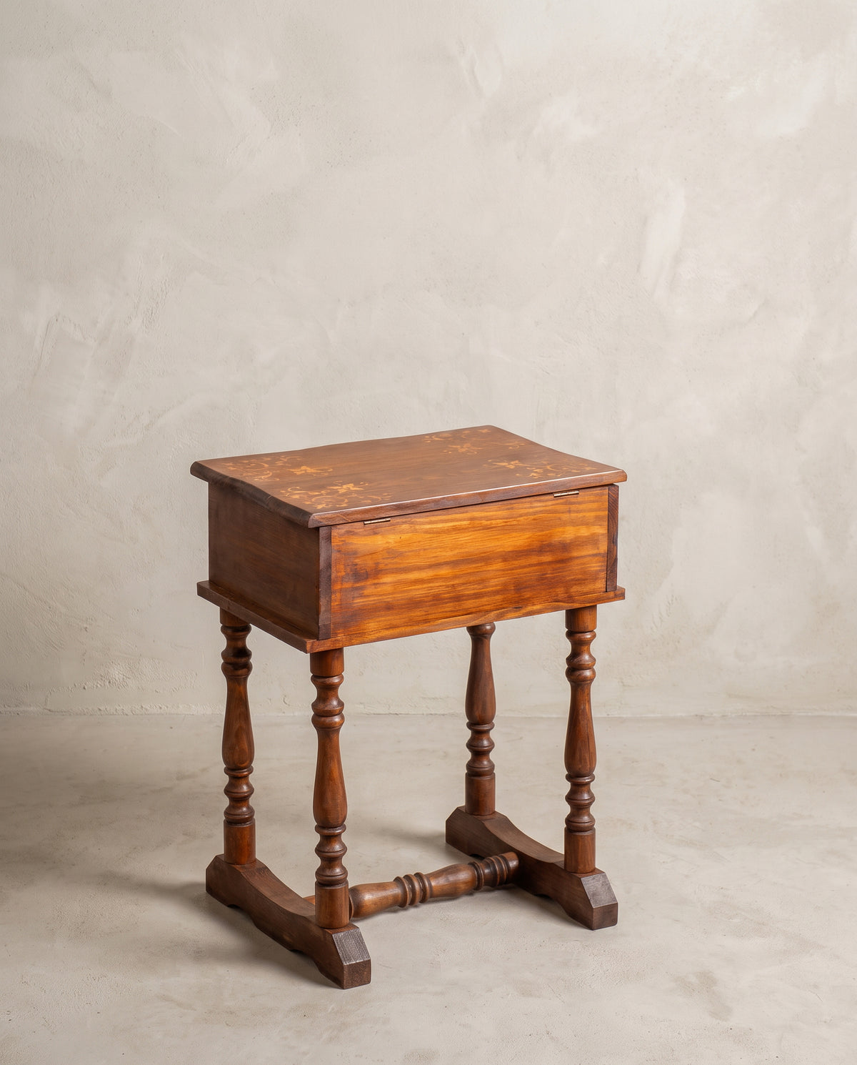 Costurero de pino vista trasera con bisagras de latón y veta flameada — Antique Arte y Decoración