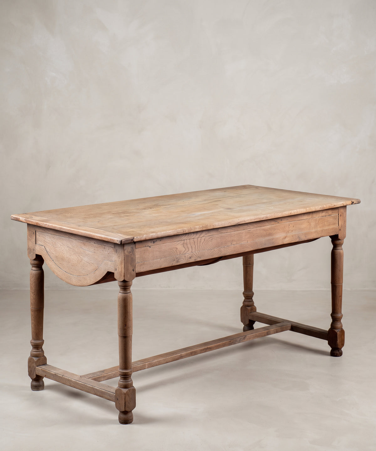 Mesa artesa francesa de roble siglo XIX vista diagonal, pies de bollo — Antique Arte y Decoración