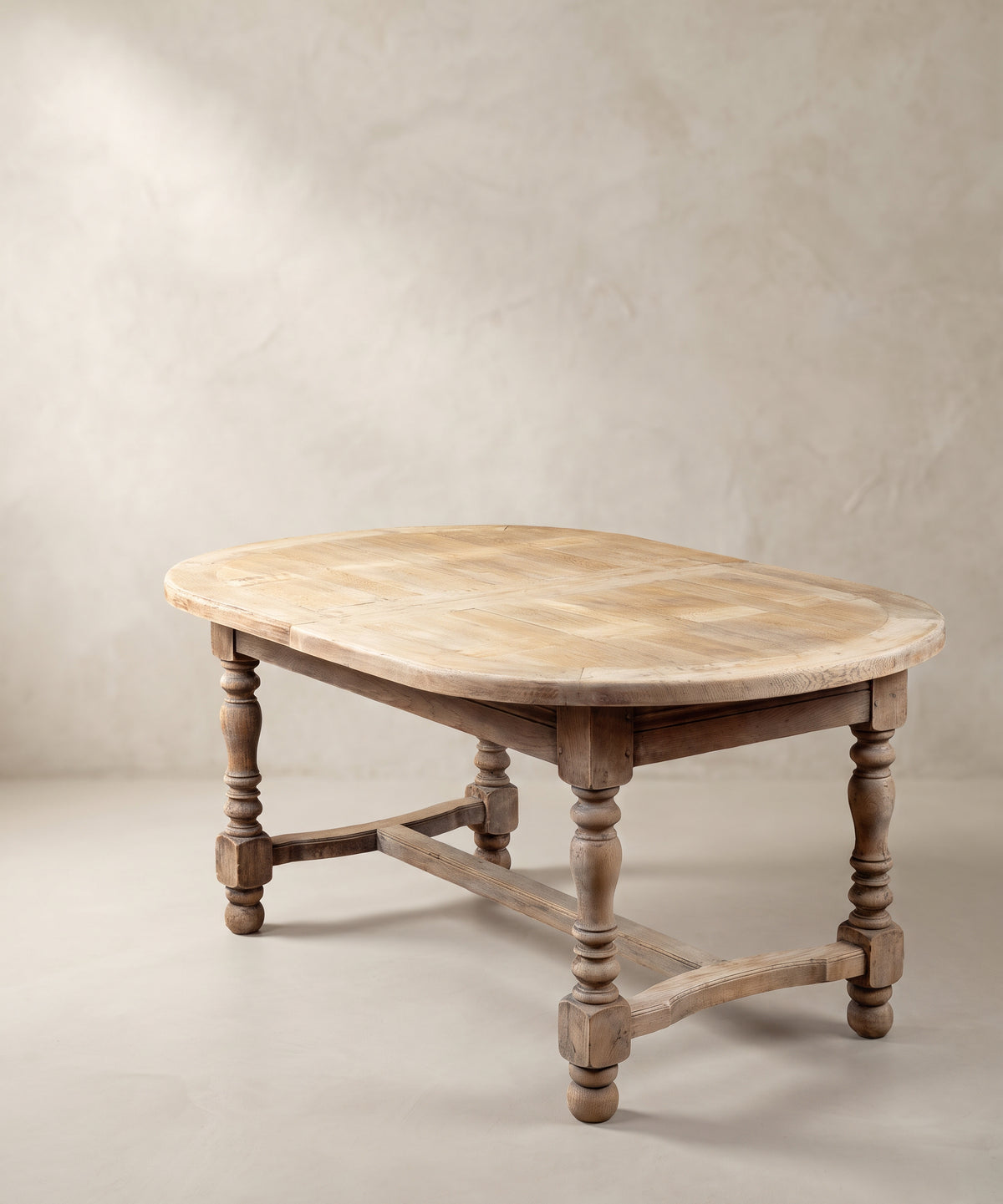 Mesa de comedor ovalada de roble lavado, vista diagonal baja del tablero de parquet y las patas — Antique Arte y Decoración