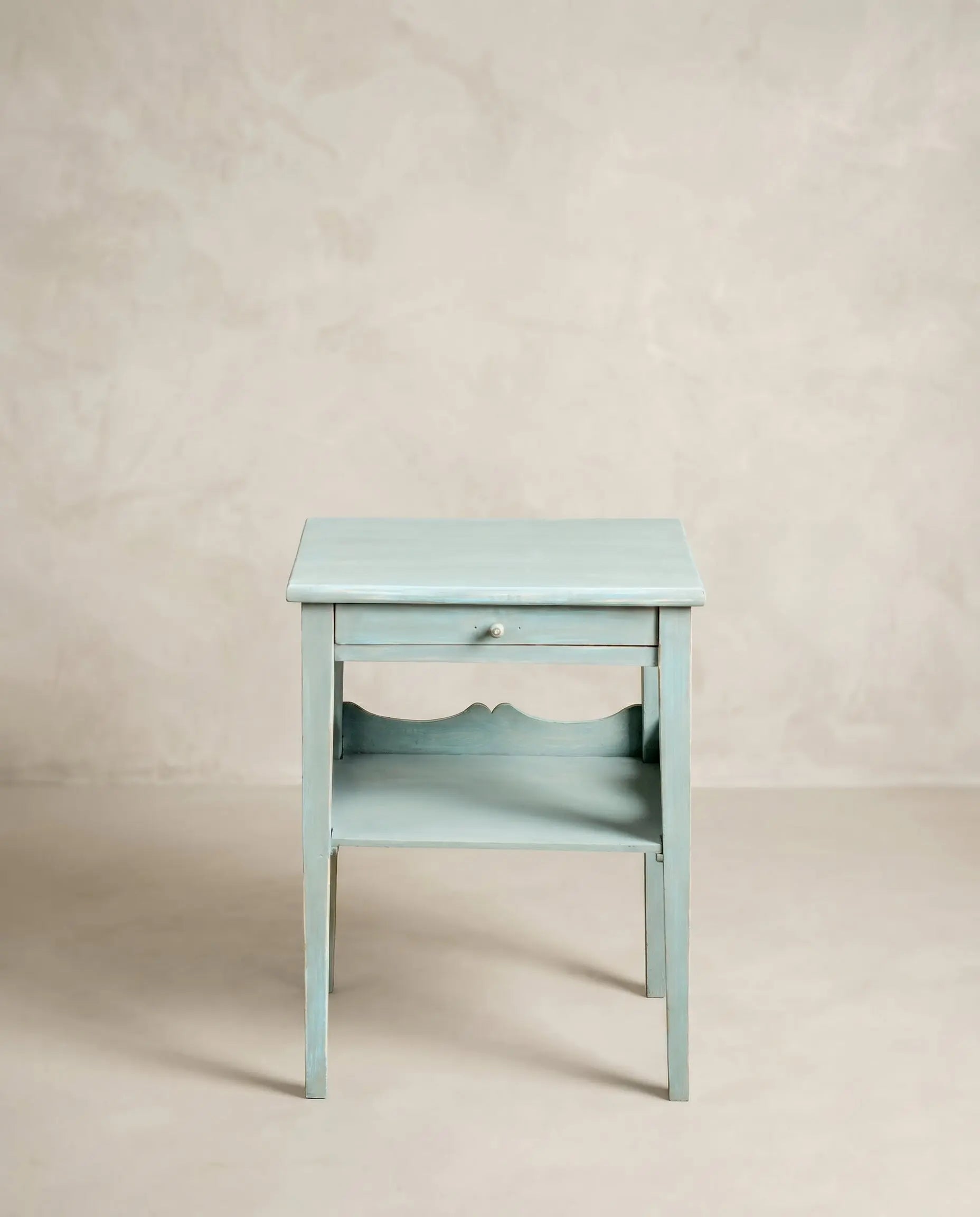 Mesa auxiliar francesa azul cielo decapé con cajón superior y galería ondulada decorativa vista frontal — Antique Arte y Decoración
