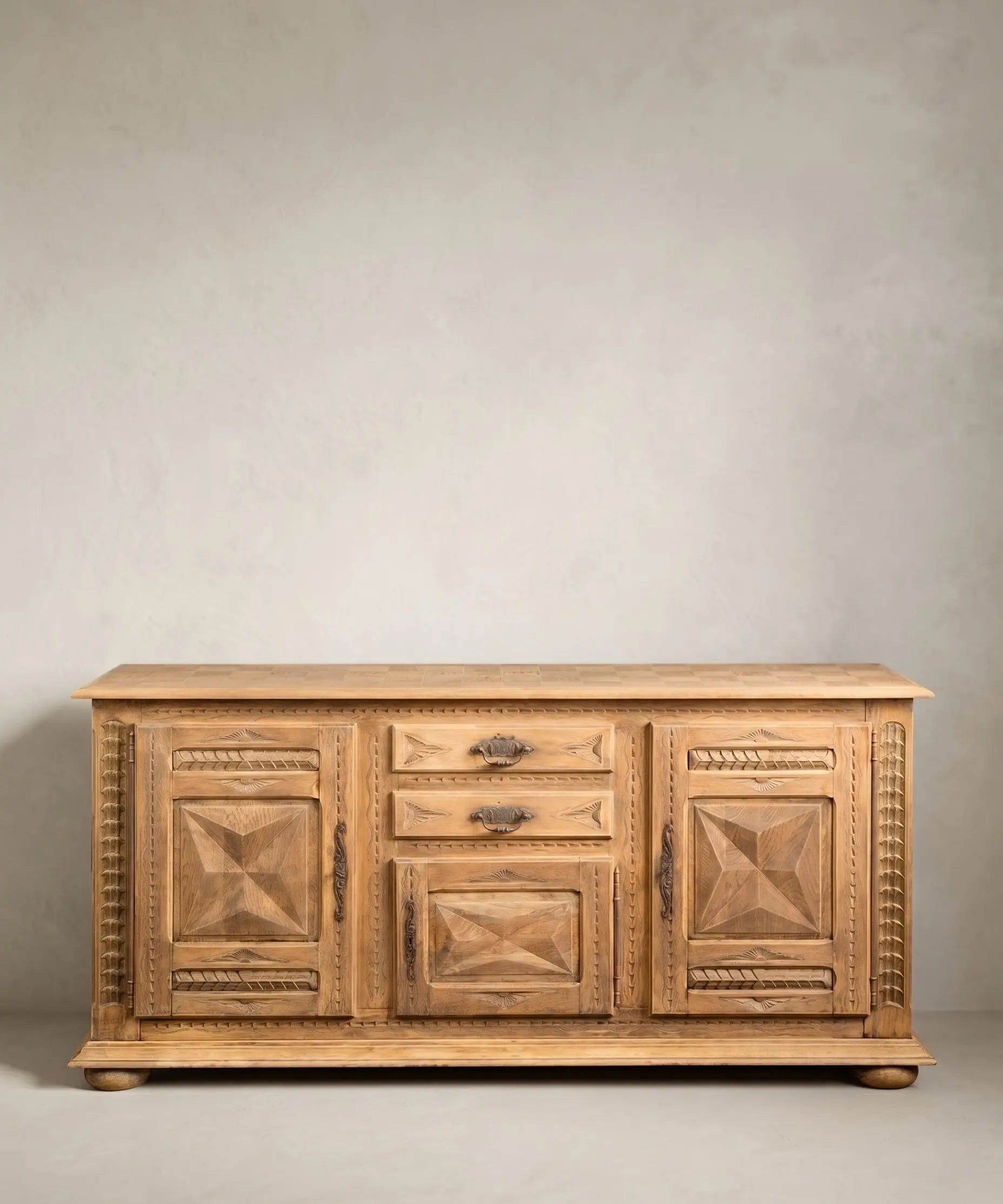 Aparador roble macizo tallado natural vista frontal 210 cm tres puertas dos cajones siglo XIX — Antique Arte y Decoración