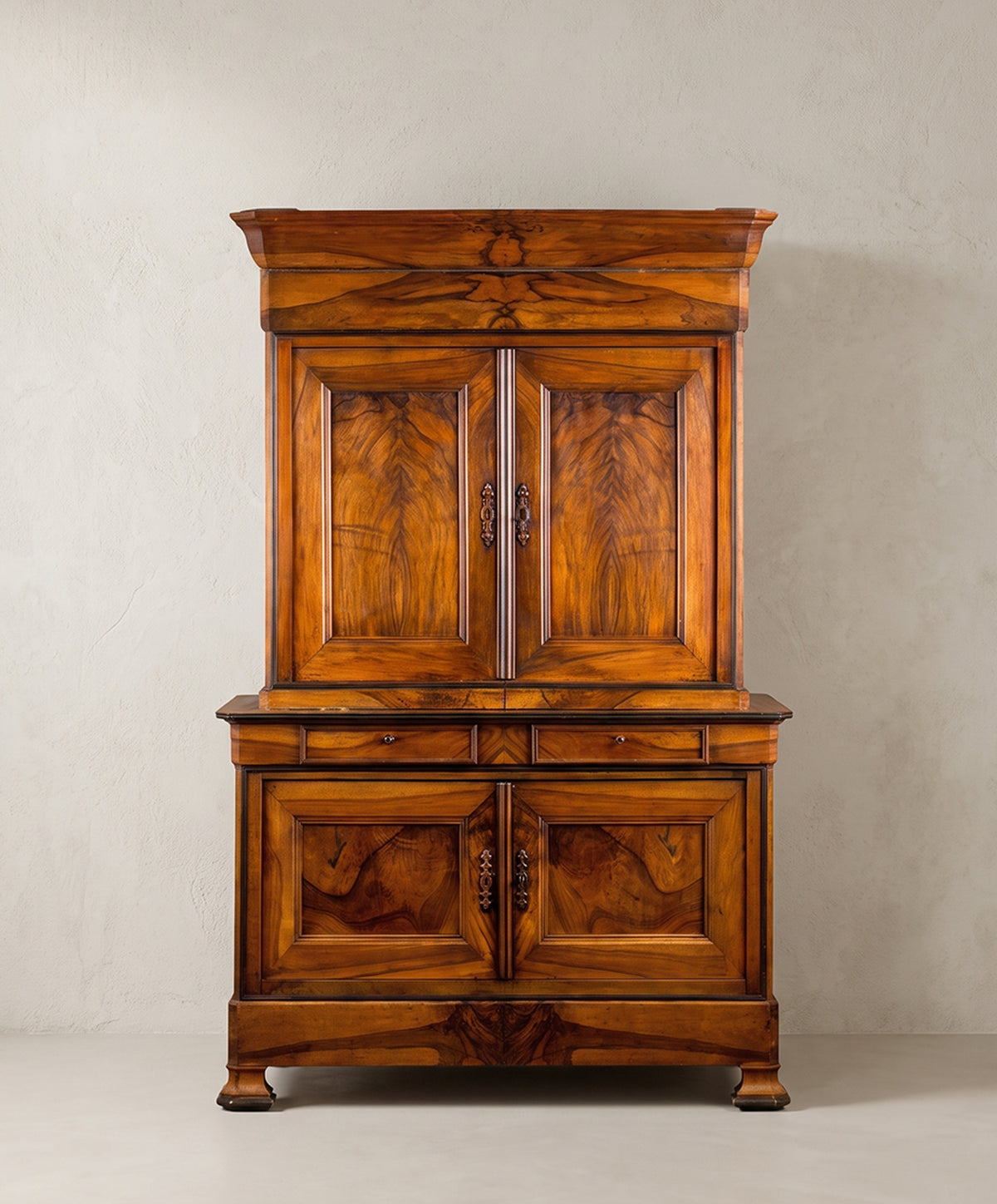 Aparador antiguo de nogal de dos cuerpos estilo Luis Felipe vista frontal — Antique Arte y Decoración
