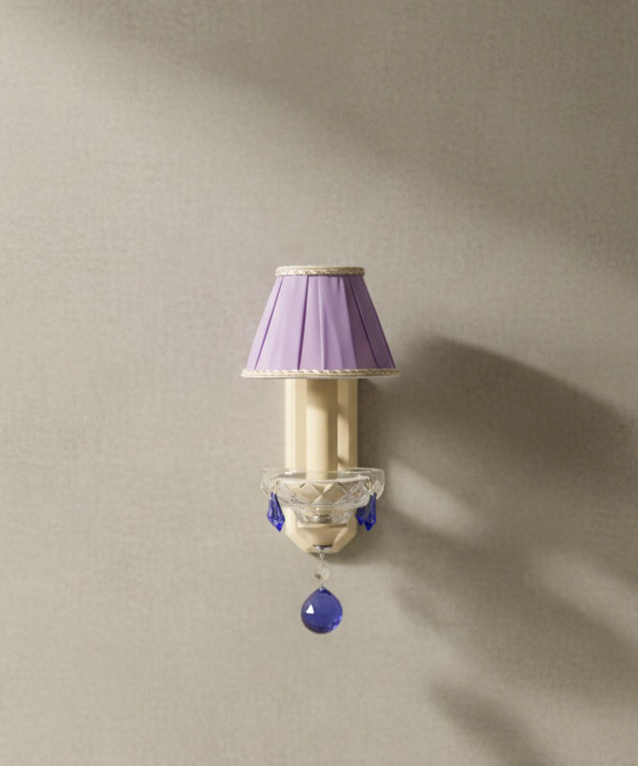 Vista frontal del aplique mostrando la pantalla plisada malva y la esfera de cristal azul central sobre fondo neutro.