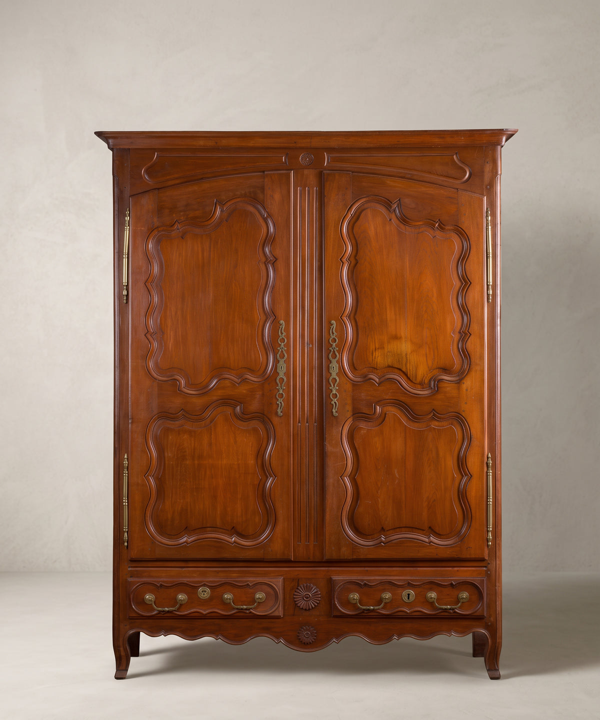 Armario antiguo francés Luis XV de cerezo vista frontal con herrajes de latón — Antique Arte y Decoración