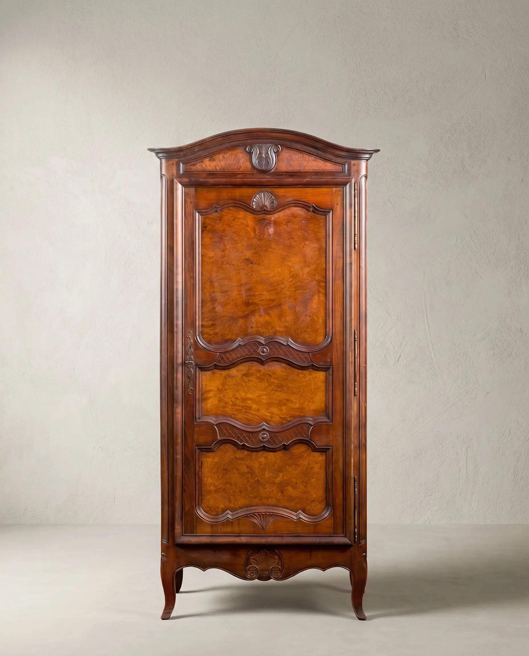 Armario antiguo estilo Luis XV una puerta nogal y raíz vista frontal completa — Antique Arte y Decoración