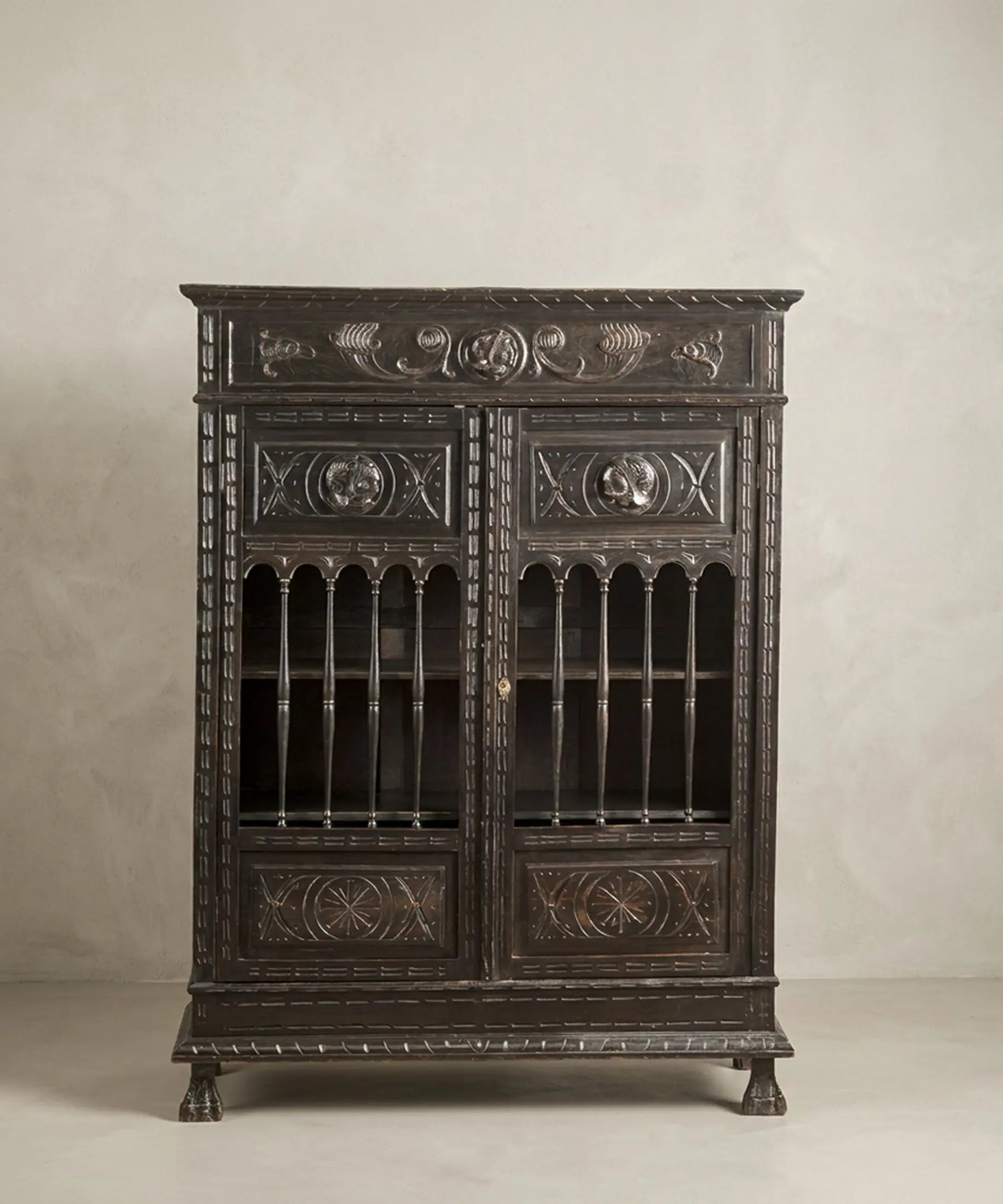 Librería antigua francesa ebonizada con balaustres tallados y dos puertas vista frontal — Antique Arte y Decoración