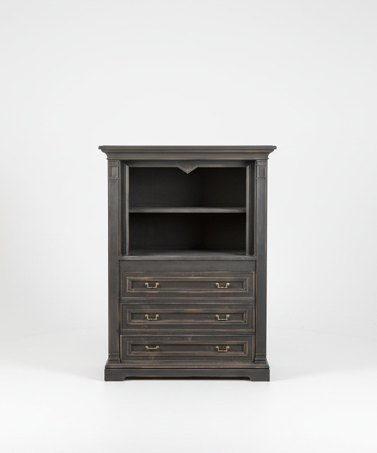 Detalle primer plano de los cajones negros con tiradores de latón y acabado envejecido