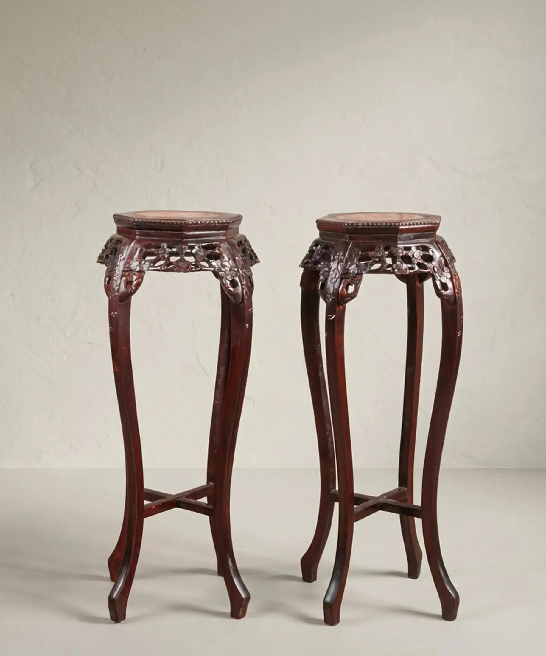 Pedestal Chino de Madera Tallada con Mármol Rosa | Vintage Antique arte y decoracion