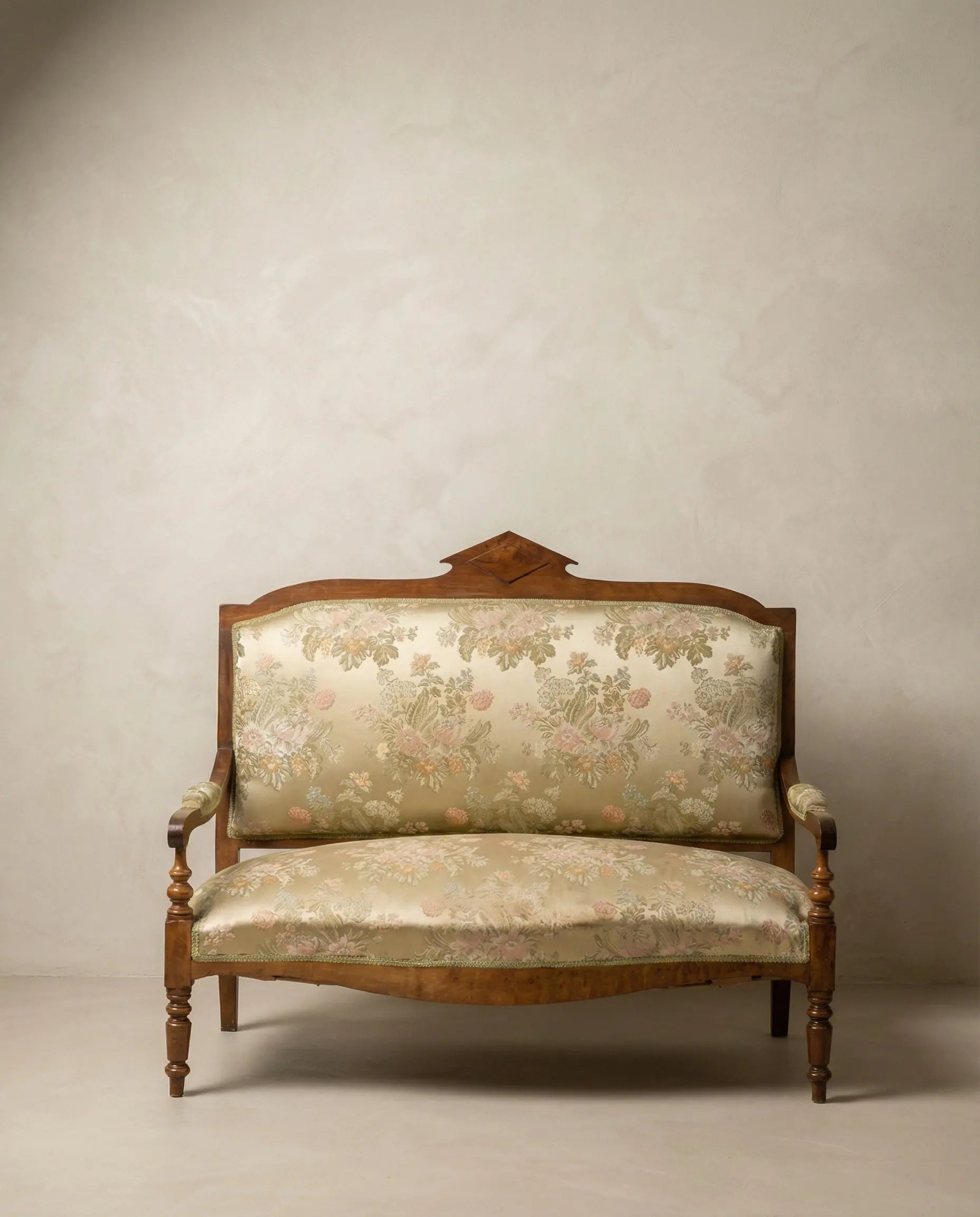 Sofá Canapé Isabelino en Nogal y Damasco Verde