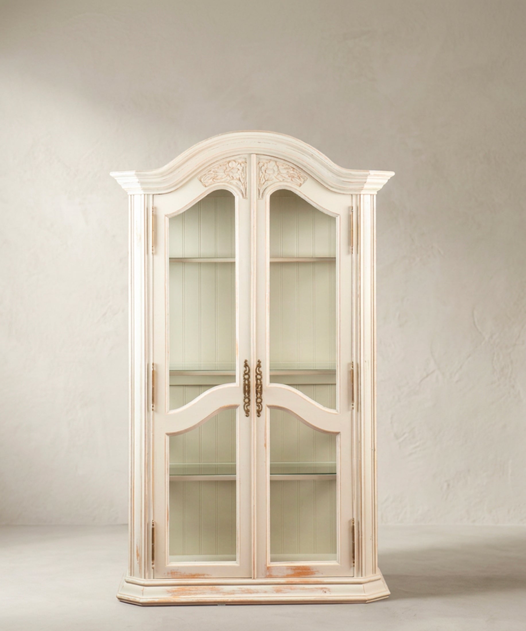 Vitrina vintage provenzal decapada en blanco roto vista frontal — Antique Arte y Decoración