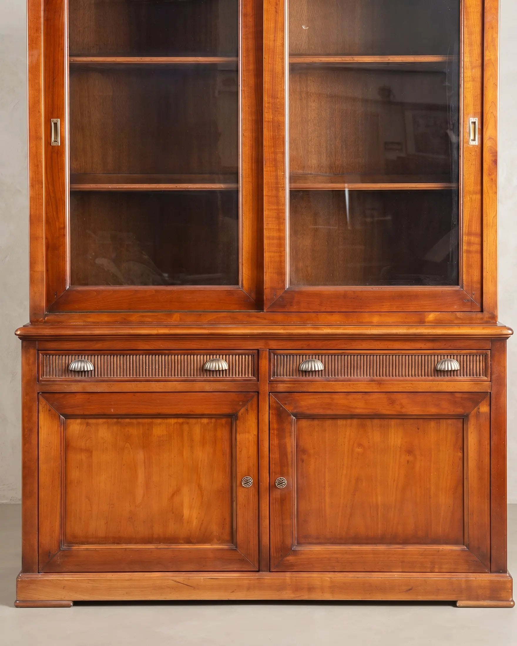 Vitrina Antigua de Cerezo con Puertas Correderas