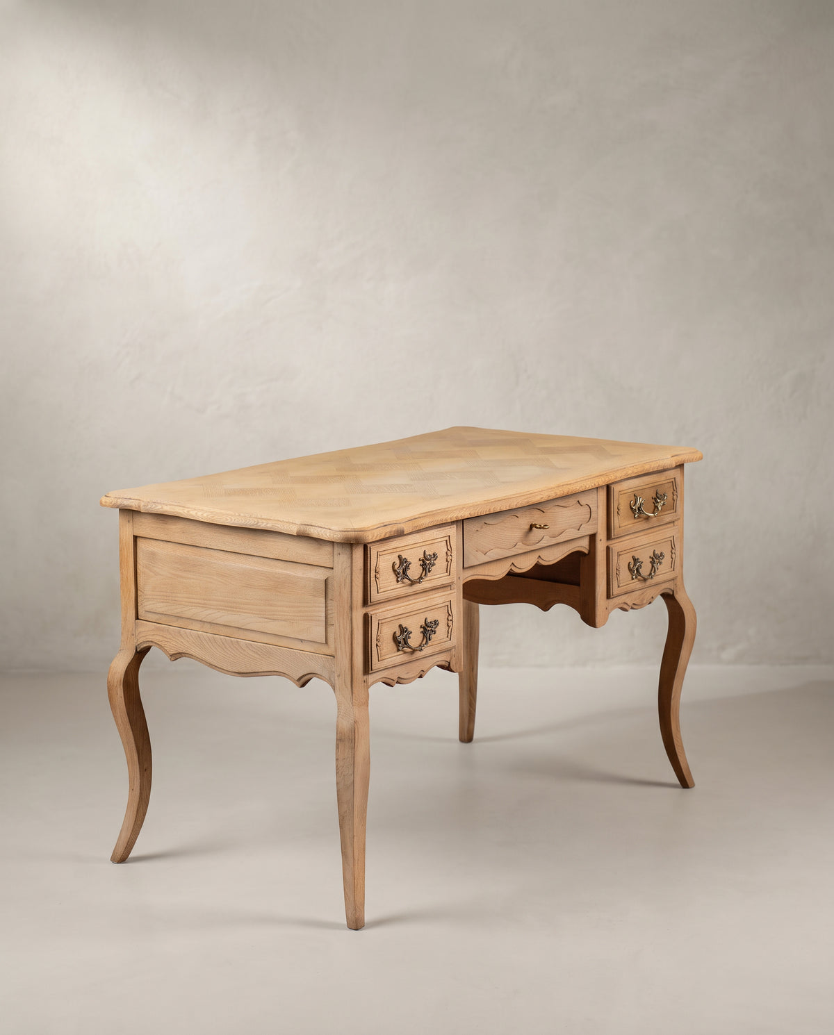 Escritorio Luis XV vista lateral izquierda con tablero de marquetería — Antique Arte y Decoración