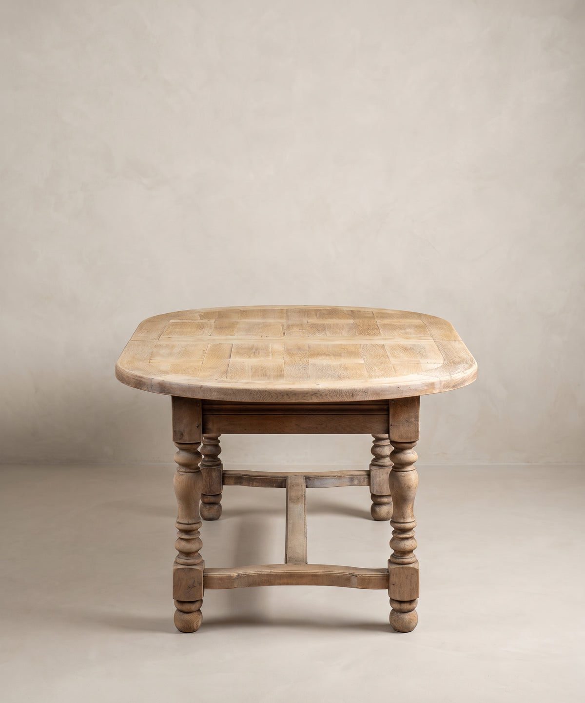 Mesa de comedor ovalada de roble lavado, vista lateral del tablero de parquet y la chambrana — Antique Arte y Decoración