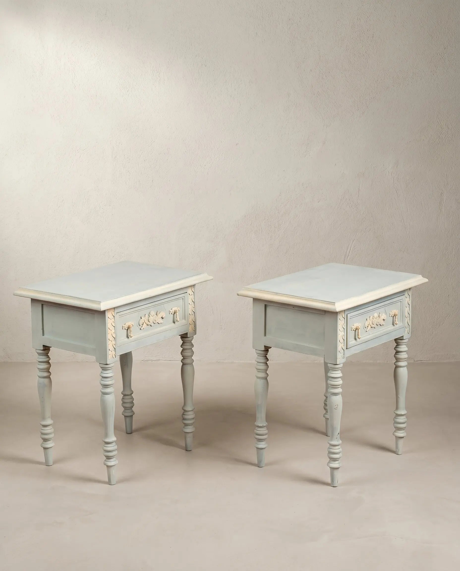 Pareja mesitas noche restauradas azul celadón vista lateral perfil tablero canto crema — Antique Arte y Decoración