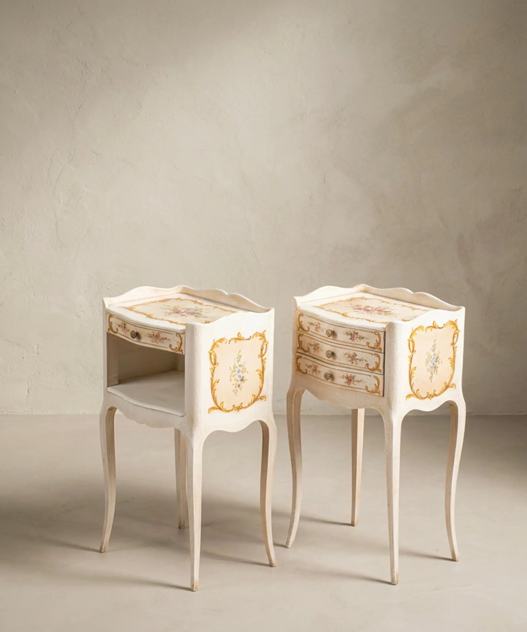 Mesitas venecianas craquelé crema con cartelas florales doradas vista lateral — Antique Arte y Decoración