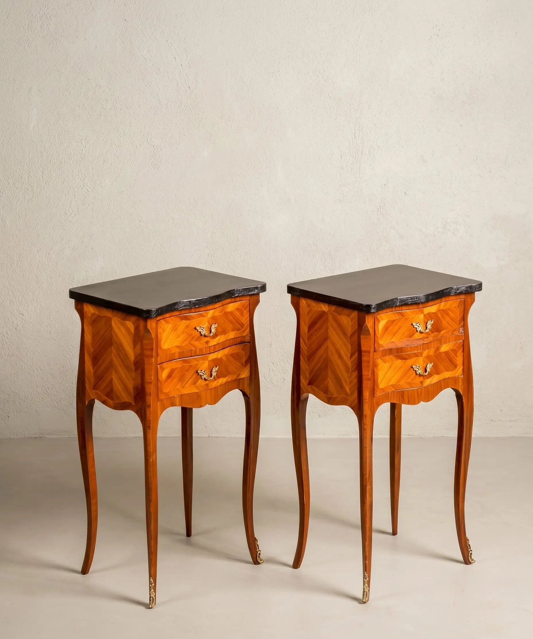 Pareja de mesitas de noche con marquetería floral y tapa negra (Estilo Luis XV)