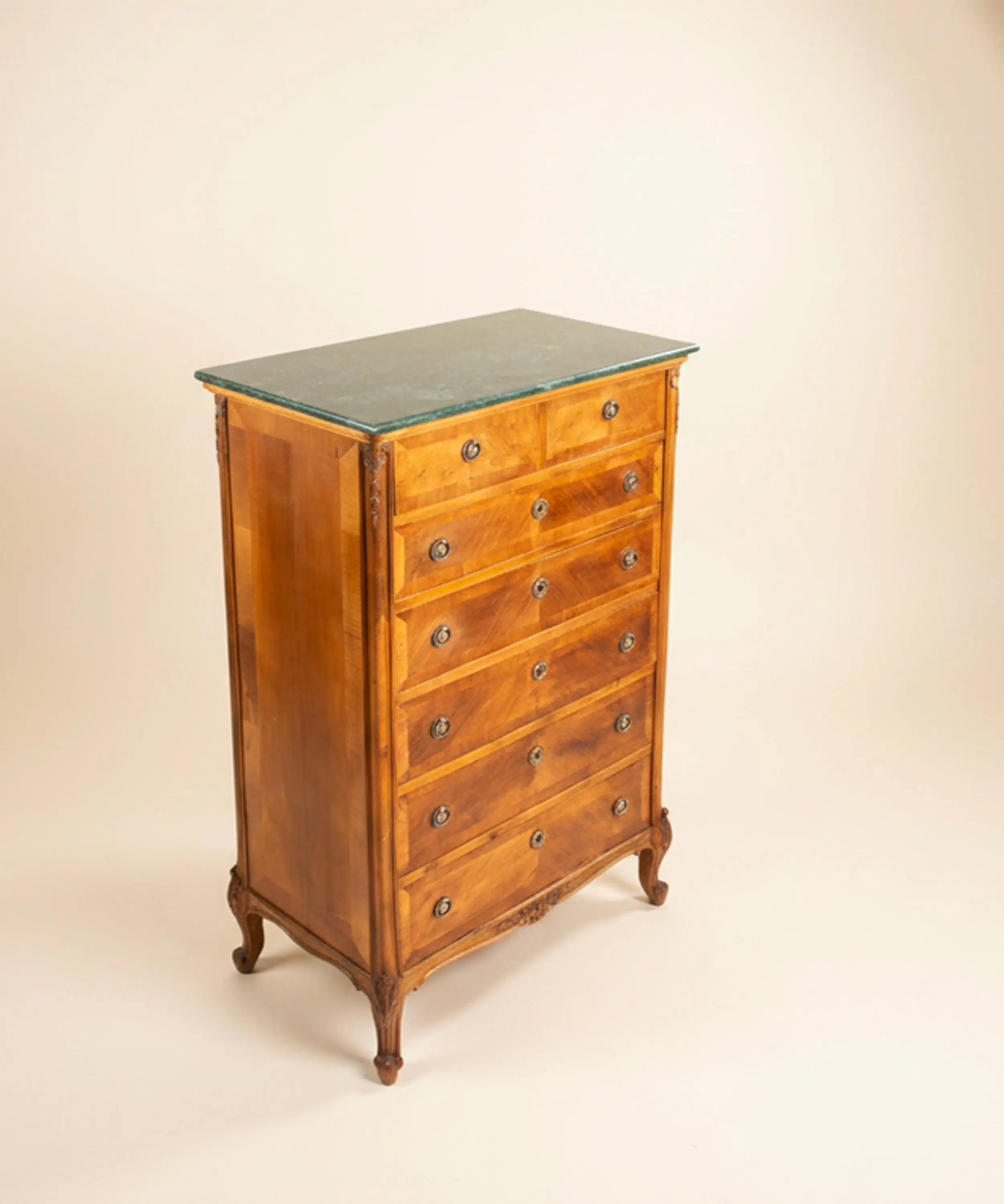 Sinfonier semanario antiguo de madera con cajones de marquetería geométrica y tapa de mármol.