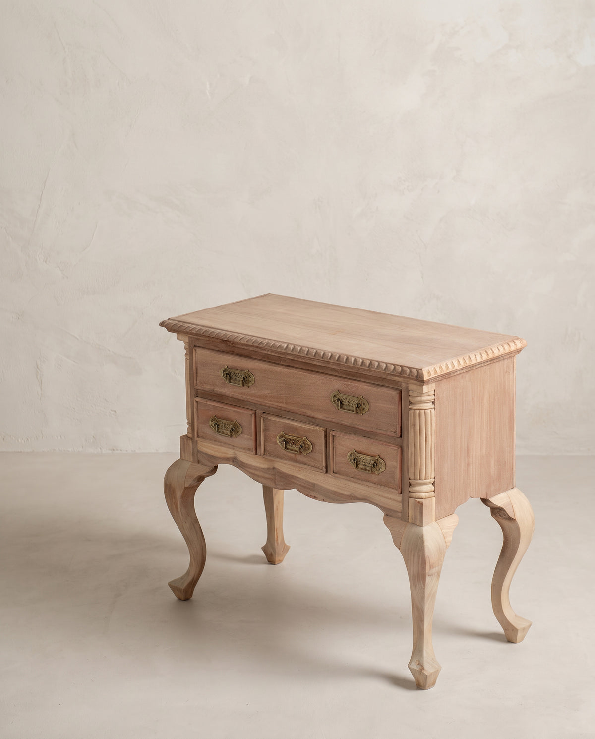 Cómoda pequeña sobre patas cabriolé vista lateral derecha, media columna acanalada — Antique Arte y Decoración