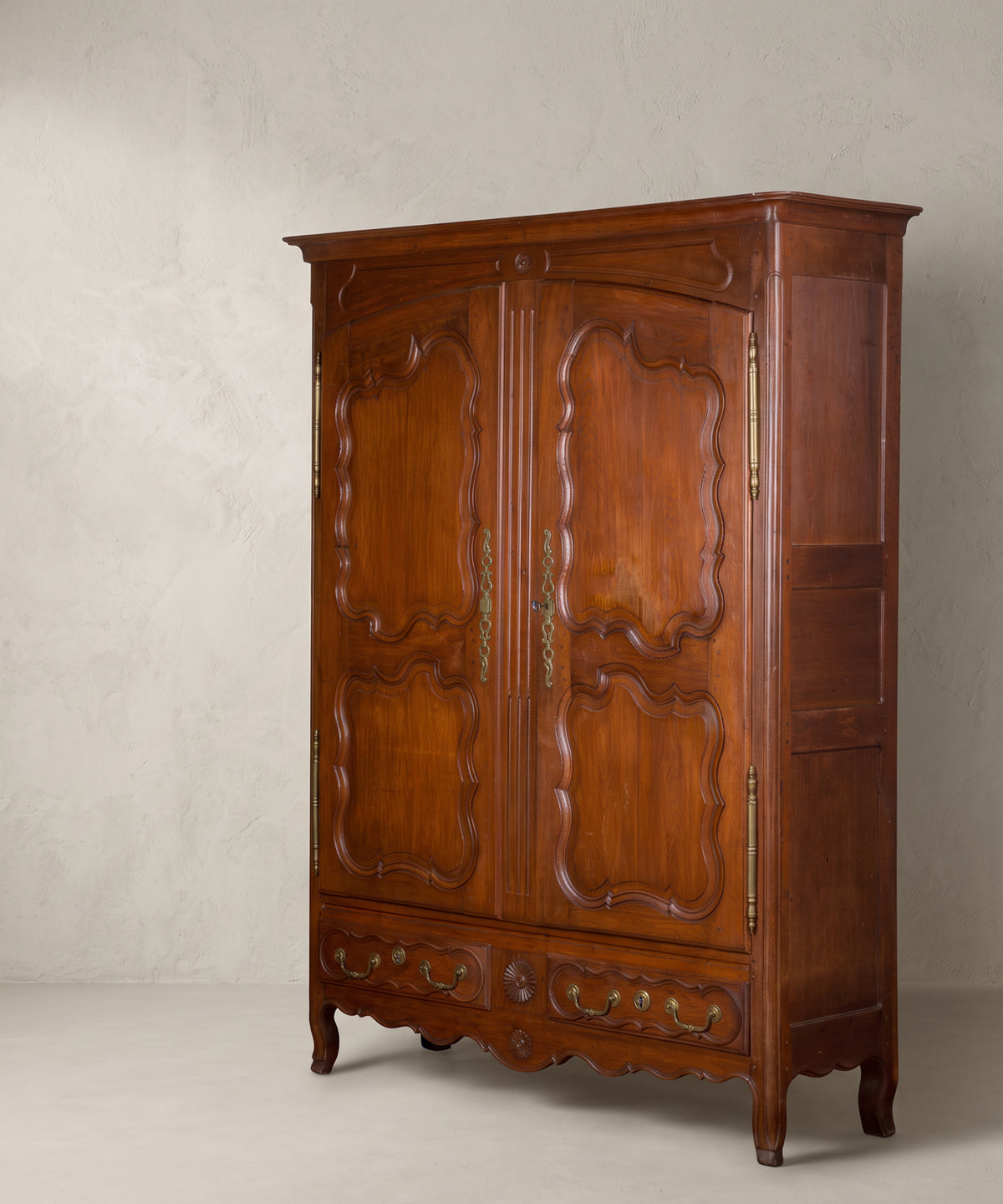 Armario Luis XV vista lateral derecha con costado de paneles y bisagras largas — Antique Arte y Decoración