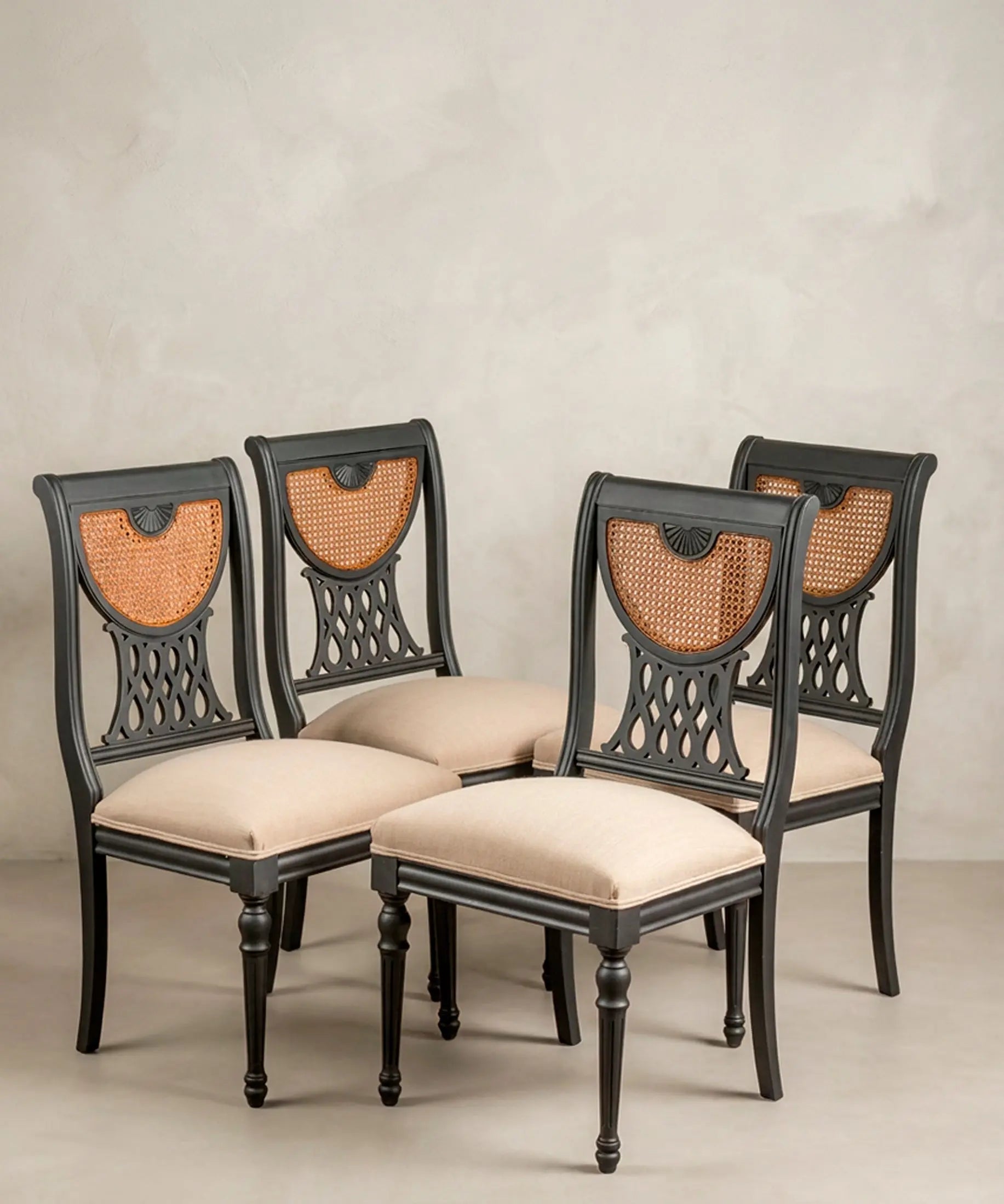 Sillas de comedor negras con rejilla estilo Regencia vista lateral en conjunto — Antique Arte y Decoración