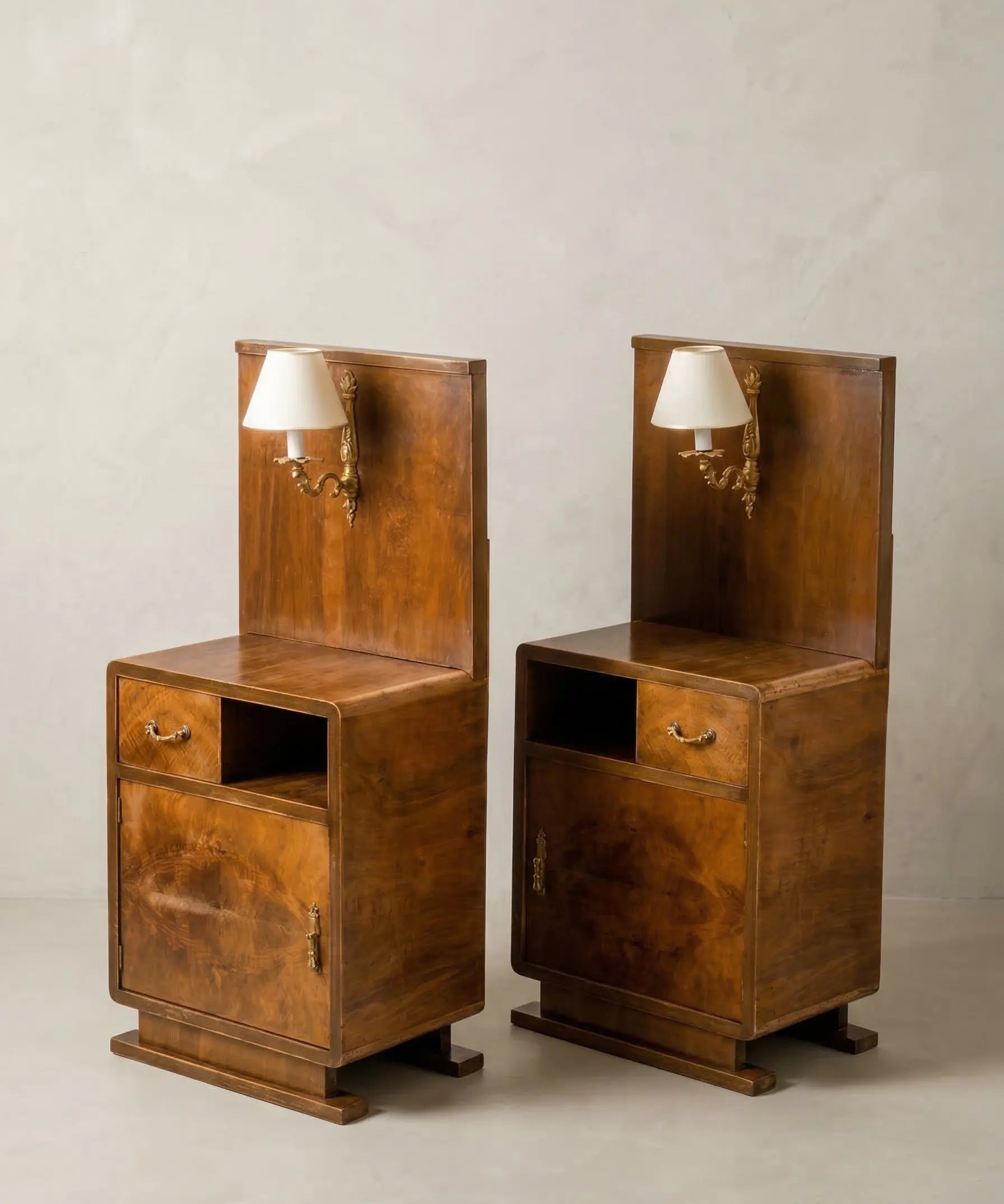 Vista lateral de mueble auxiliar Art Decó con panel alto y aplique de luz de pared.