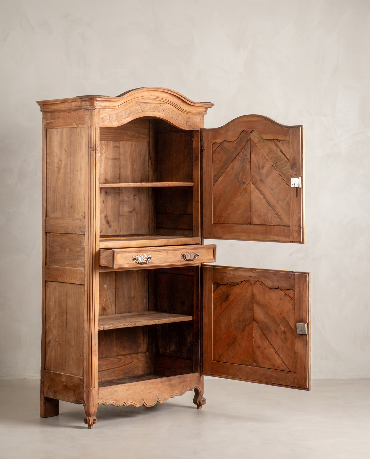 Armario homme debout con puertas y cajón abiertos, interior de las puertas en espiga — Antique Arte y Decoración