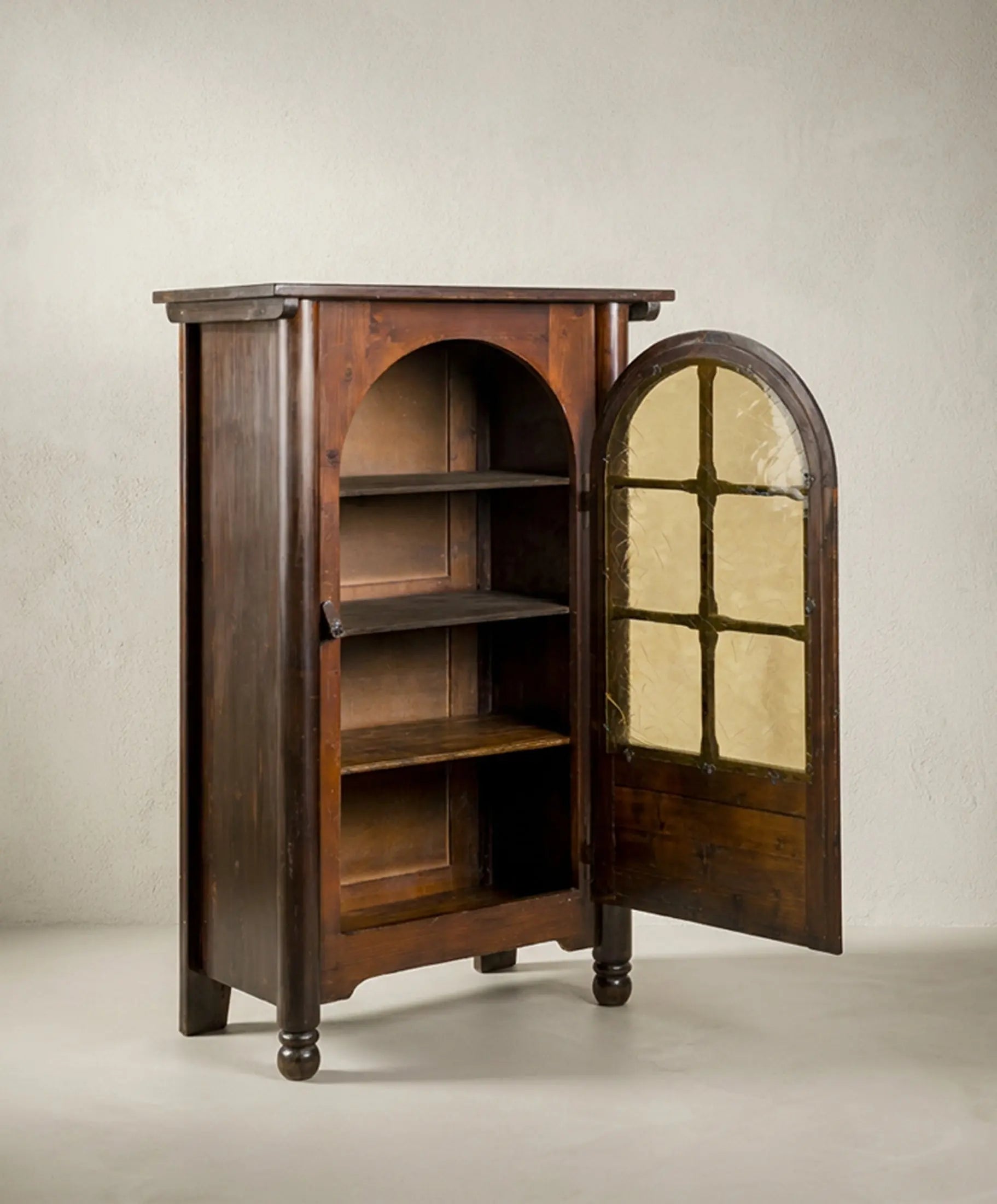 Alacena castellana vista lateral con puerta abierta mostrando baldas interior — Antique Arte y Decoración