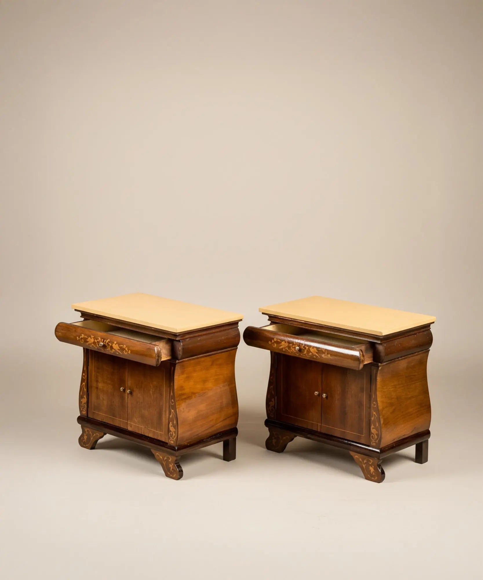 Pareja de mesitas de noche vintage