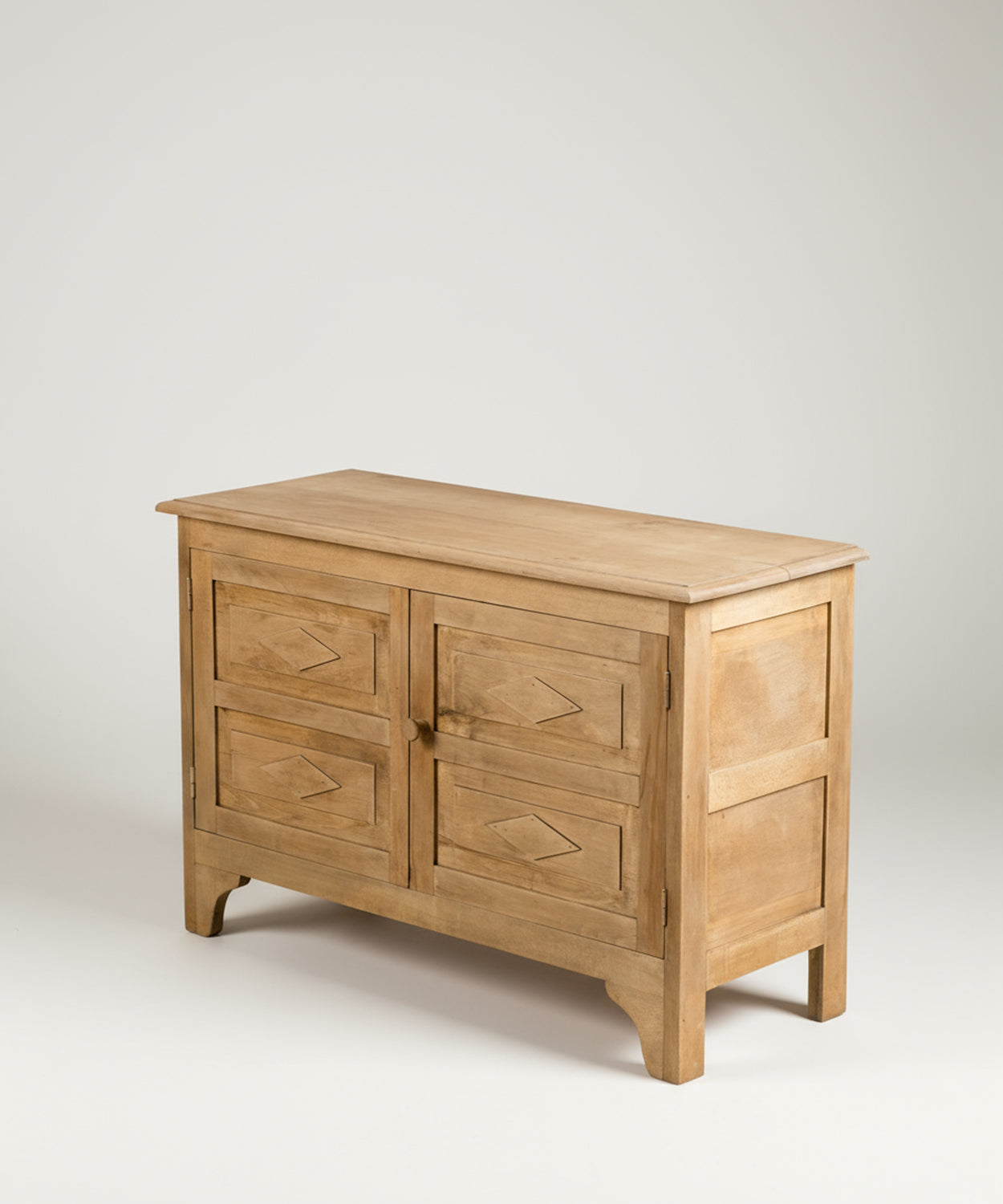 Aparador de madera de estilo rústico