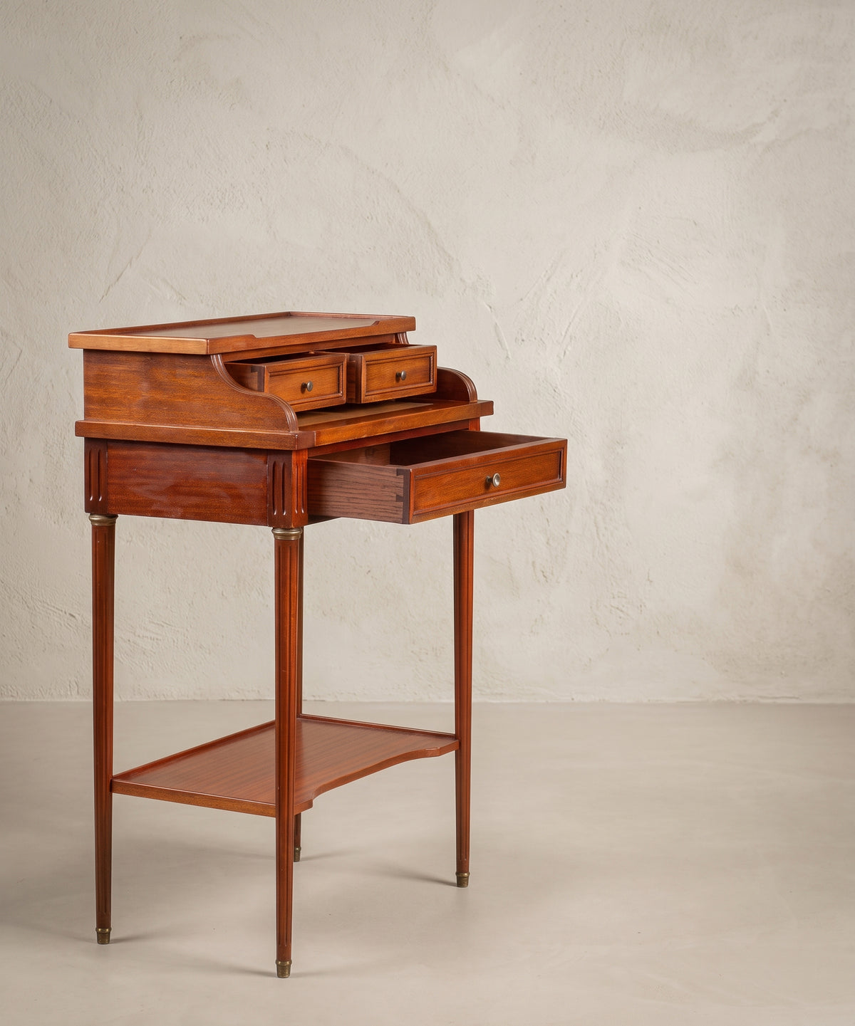Escritorio de caoba con cajón abierto y cola de milano vista lateral — Antique Arte y Decoración