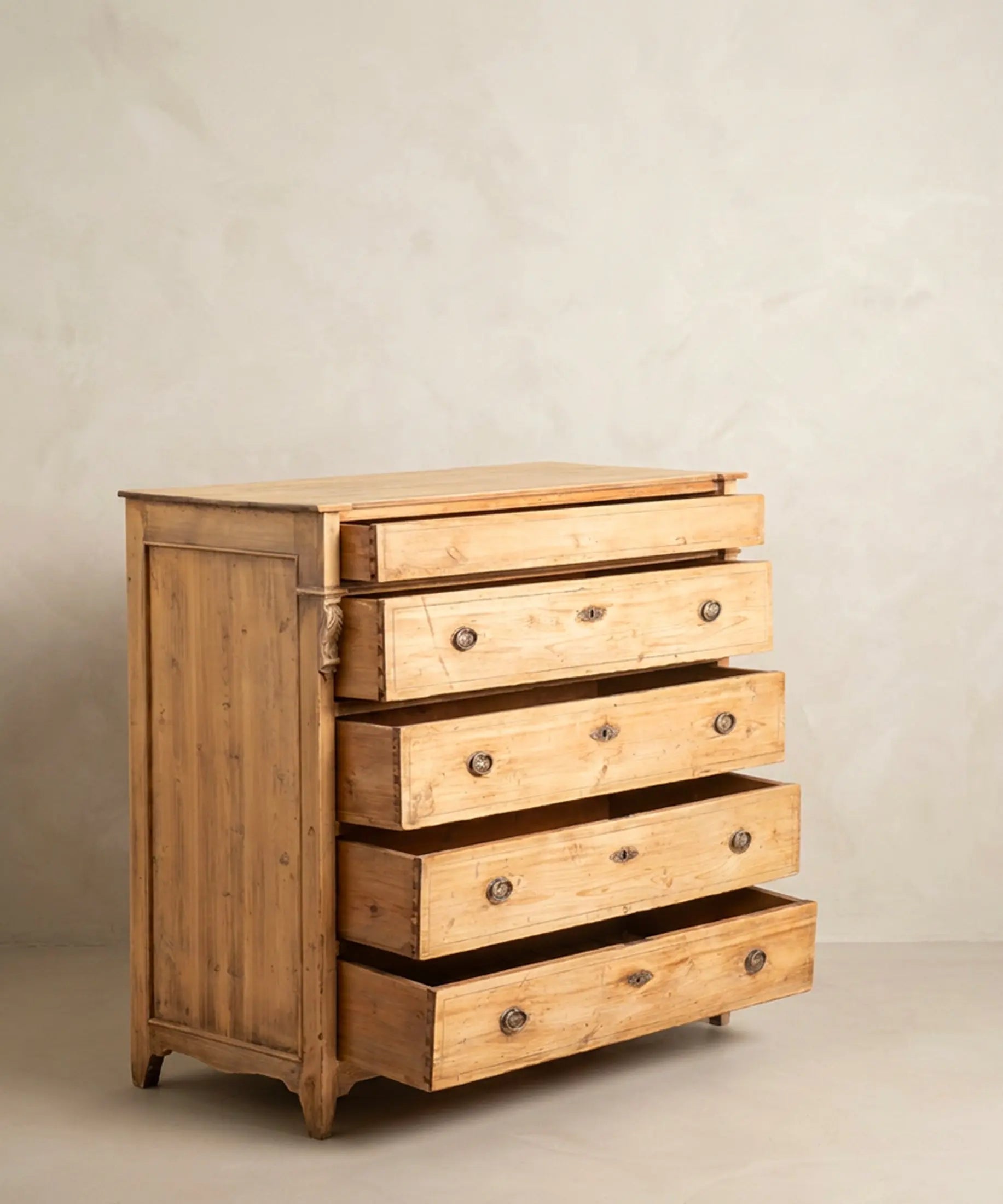 Cómoda antigua pino natural vista lateral panelado estriado patas rectas — Antique Arte y Decoración