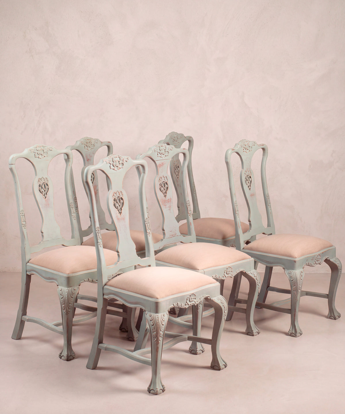 Juego de seis sillas de comedor vintage vista lateral con decapé en la talla — Antique Arte y Decoración