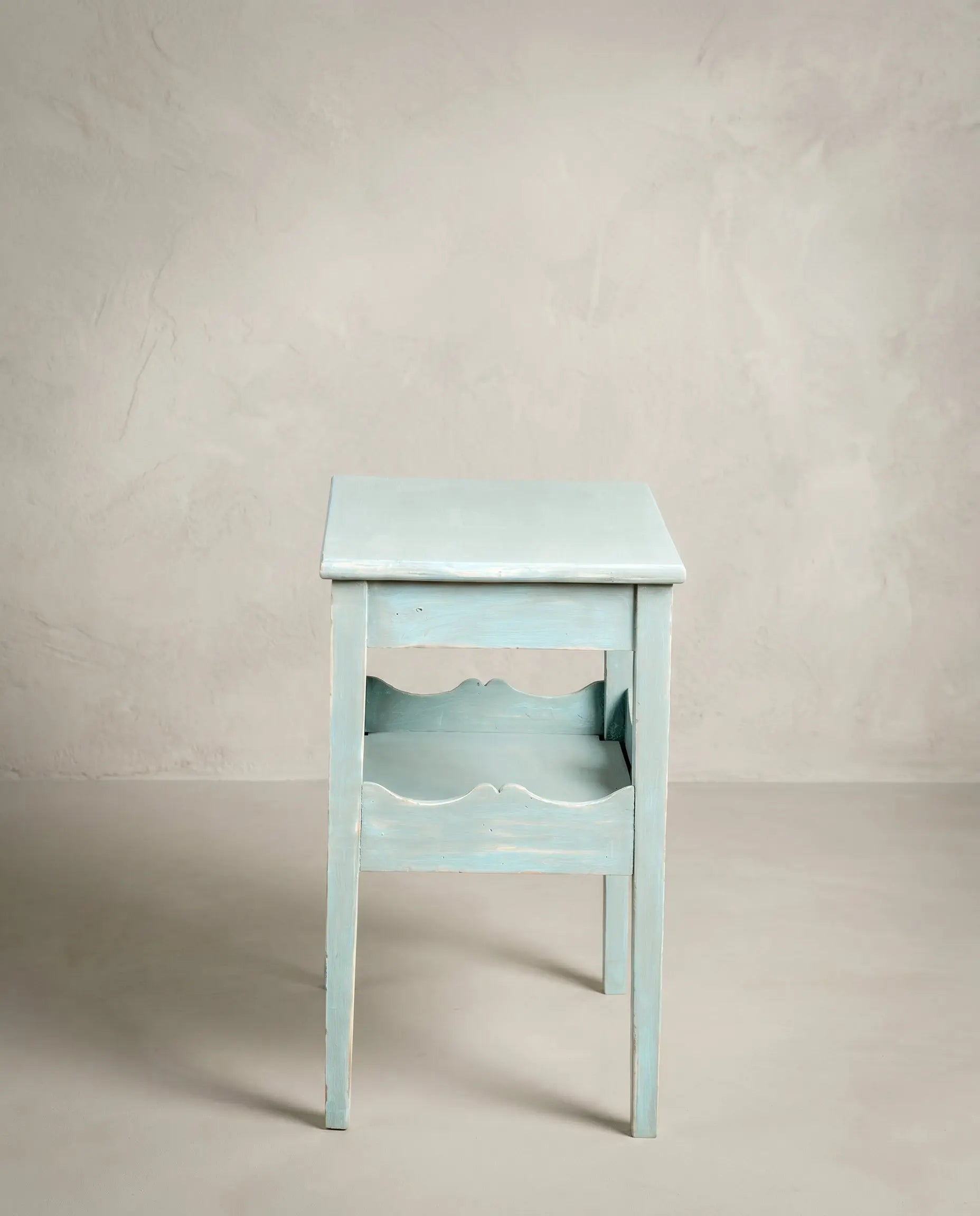 Mesa auxiliar vintage azul cielo personalizada en taller vista lateral mostrando galería ondulada en perfil — Antique Arte y Decoración