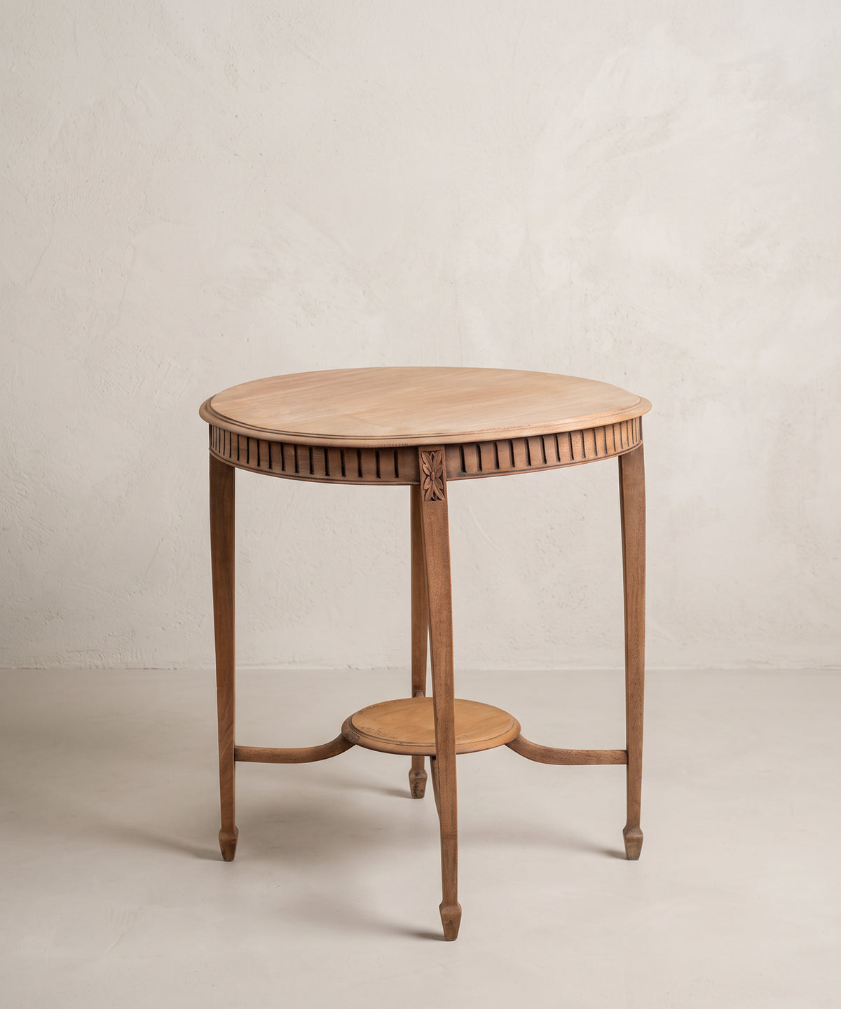 Mesa velador estilo Luis XVI vista lateral con cintura acanalada y rosetas — Antique Arte y Decoración