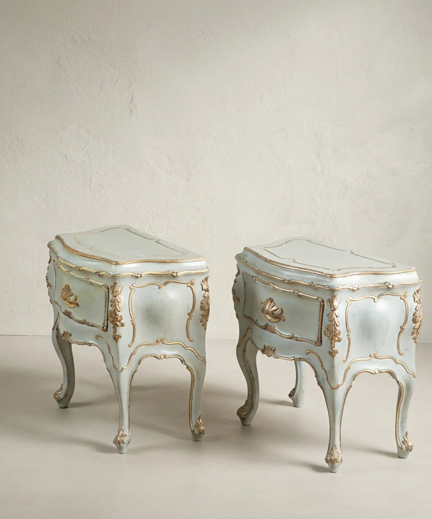Pareja de mesitas venecianas vista lateral mostrando cuerpo bombé y patas cabriolé con hoja de acanto — Antique Arte y Decoración